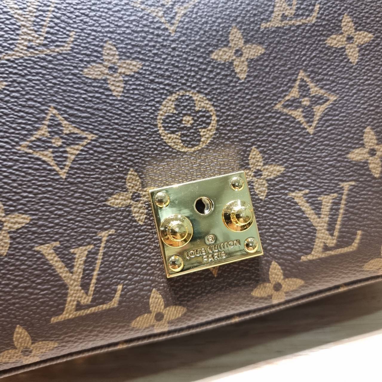 LV Pochette Metis East West Monogram Canvas กระเป๋ามัลติฟังก์ชั่น ดีไซน์กะทัดรัด สะดวกพกพามากๆ และพิเศษสุดๆมีสายมาให้ถึง 2 แบบ