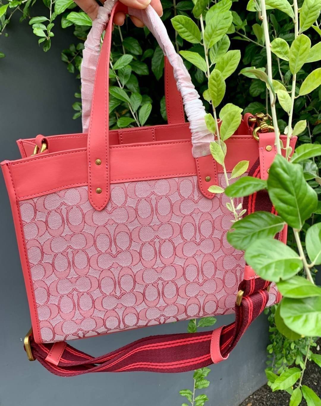 สวยๆ เคลียสต๊อค มีไม่มากจร้าา! COACH TOTE FIELD JACQUARD BAG ((C3282)) กระเป๋าหิ้ว//สะพายข้าง JacquardลายC+หนังแท้ สวยงามลงตัวมากๆค่ะ ปากกระเป๋าเปิดปิดแบบกระดุมแม่เหล็ก ภายในกว้าง สาวๆทีาสัมภาระเยอะบอกเลยเหมาะมากค่ะ