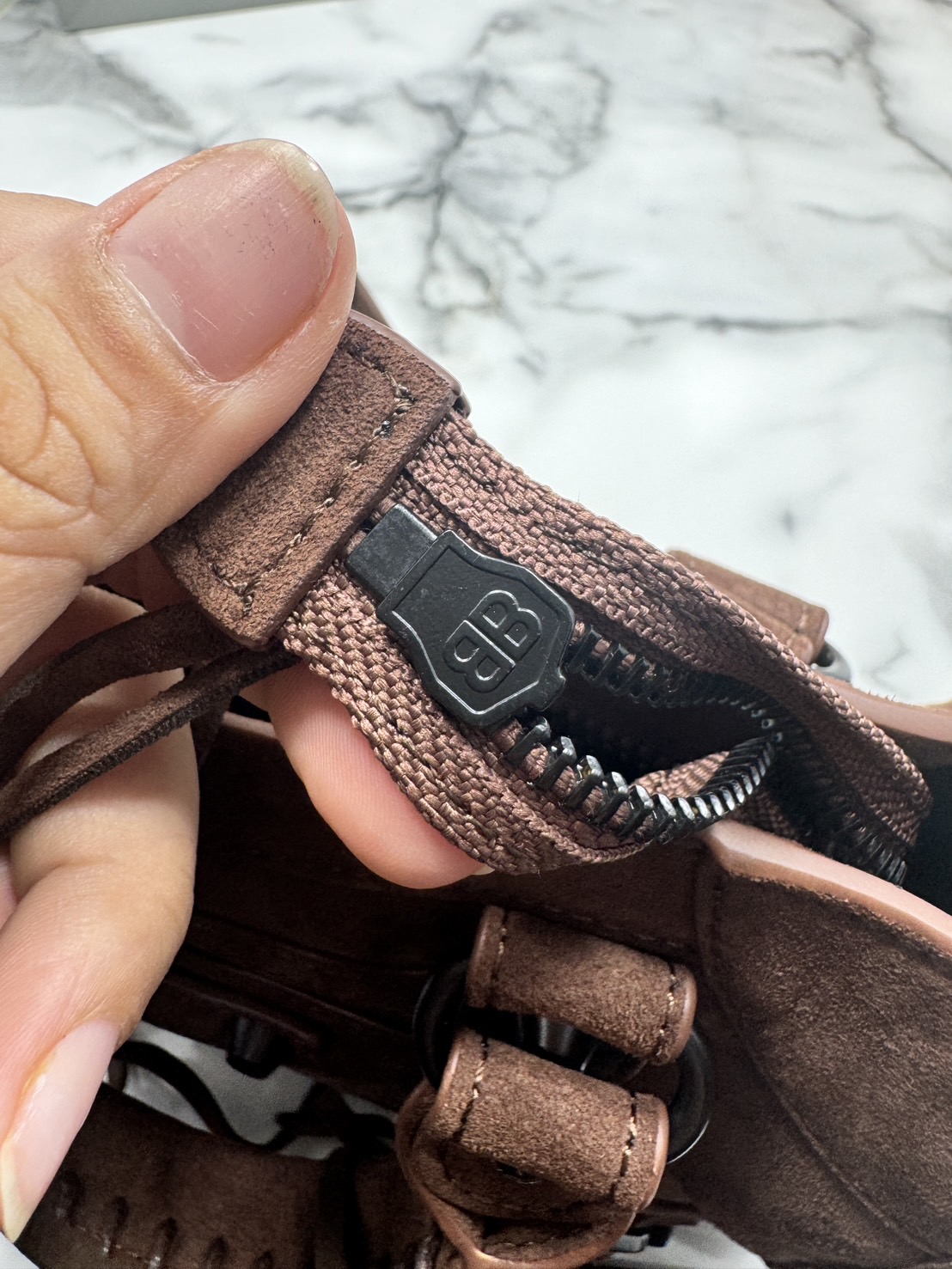 ORI หนังแท้ | Balenciaga Le City suede bag กระเป๋าถือ/สะพายข้างดีไซน์โดดเด่นสวยเท่ล้ำสมัย ใหม่ล่าสุดงานหนังกลับที่สุดแห่งความไอคอนิกไม่เหมือนใคร มีกิมมิคและลูกเล่นแพรวพราว