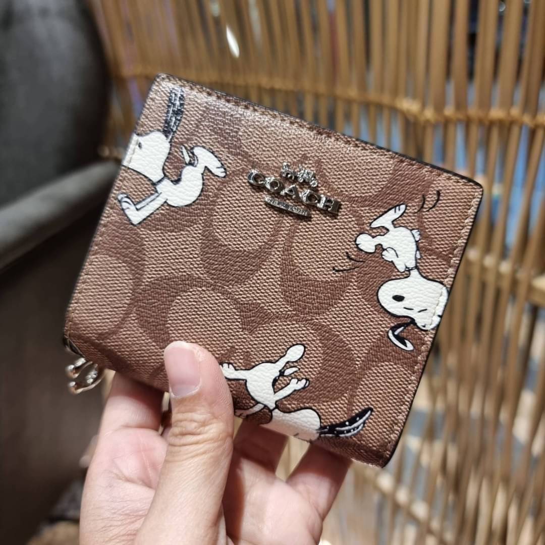 C4591 C4592 COACH COACH x PEANUTS SNAP WALLET IN SIGNATURE CANVAS WITH SNOOPY PRINT / WITH WOODSTOCK PRINT กระเป๋าสตางค์ใบเล็ก ขนาดกำลังเหมาะ ดีไซน์น่ารักอีกแล้วจ้า ♥️ มันน่ารักน่าใช้มาก โดดเด่นด้วยลายคอลเลคชั่นยอดฮิต วัสดุหนังแคนวาสเคลือบลาย เปิด-