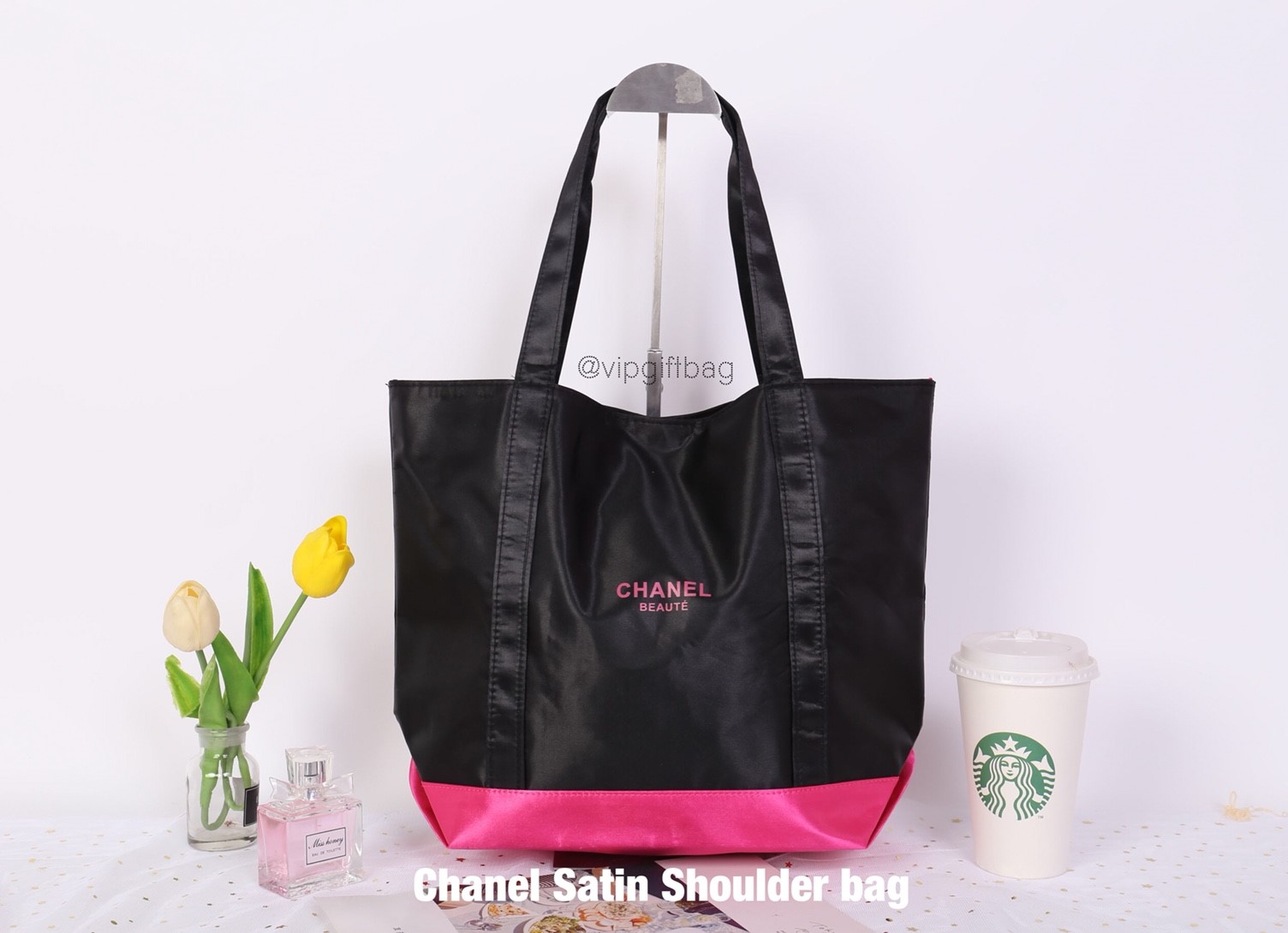 Chanel Satin Shoulder bag วัสดุ (Material) : Satin กระเป๋าสะพายข้าง ขนาดกำลังดีค่ะ ใส่เอกสารหนังสือได้นะคะ ด้านในซับผ้าลายเดียวกับสีกระเป๋าเลยค่ะ เป็นกระดุมแม่เหล็กเปิดปิด สินค้าพรีเมี่ยมแท้ แถมจากเค้าเตอร์แบรนด์ประเทศญี่ปุ่นค่ะ