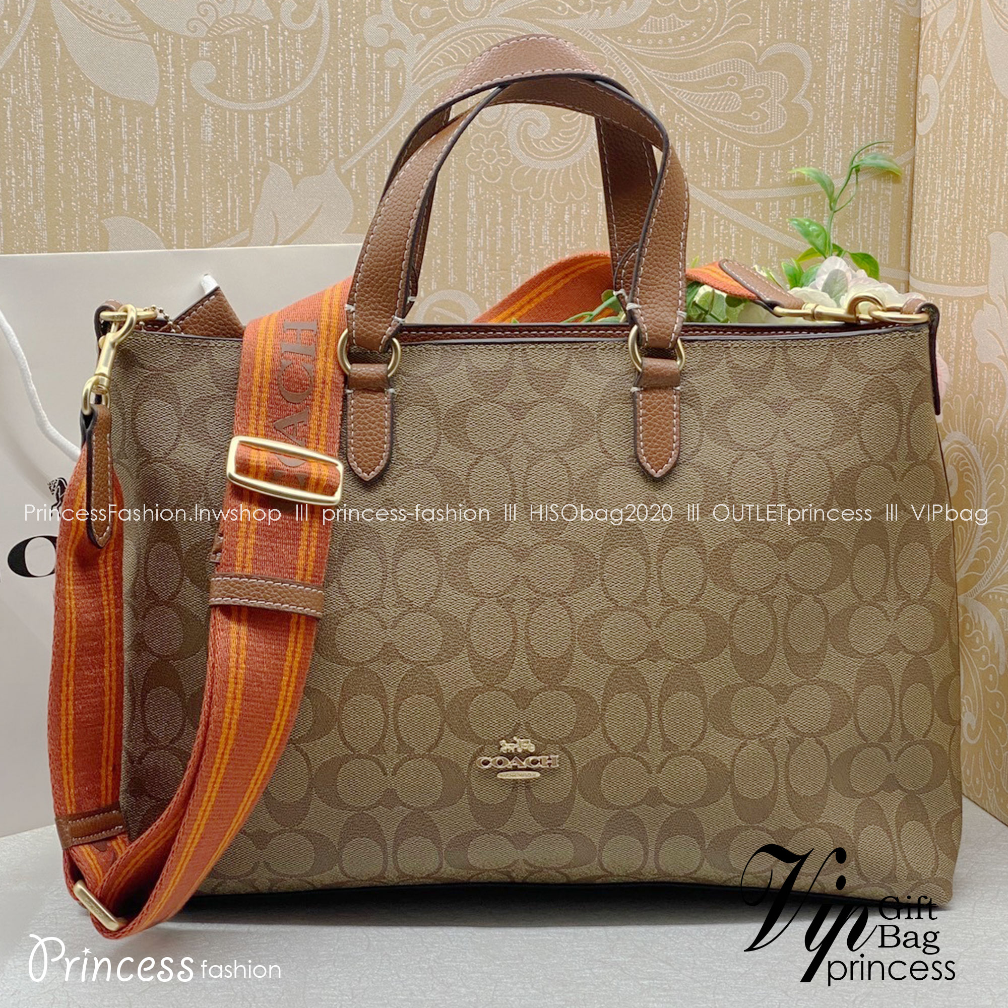 Coach Logan Carryall In Signature Canvas / COACH Tote In Signature Canvas Bag กระเป๋าทรงโท้ท พร้อมสายผ้าสปอร์ต ภายในโล่งกว้าง มีหูจับในตัวและสายครอสบอดี้ ปรับระดับได้ รับไอเท็มนี้ไปใช้ยังไงก็ไม่มีวันเบื่อจ้า เอาอยู่ทุกลุค ทุกวัน!!