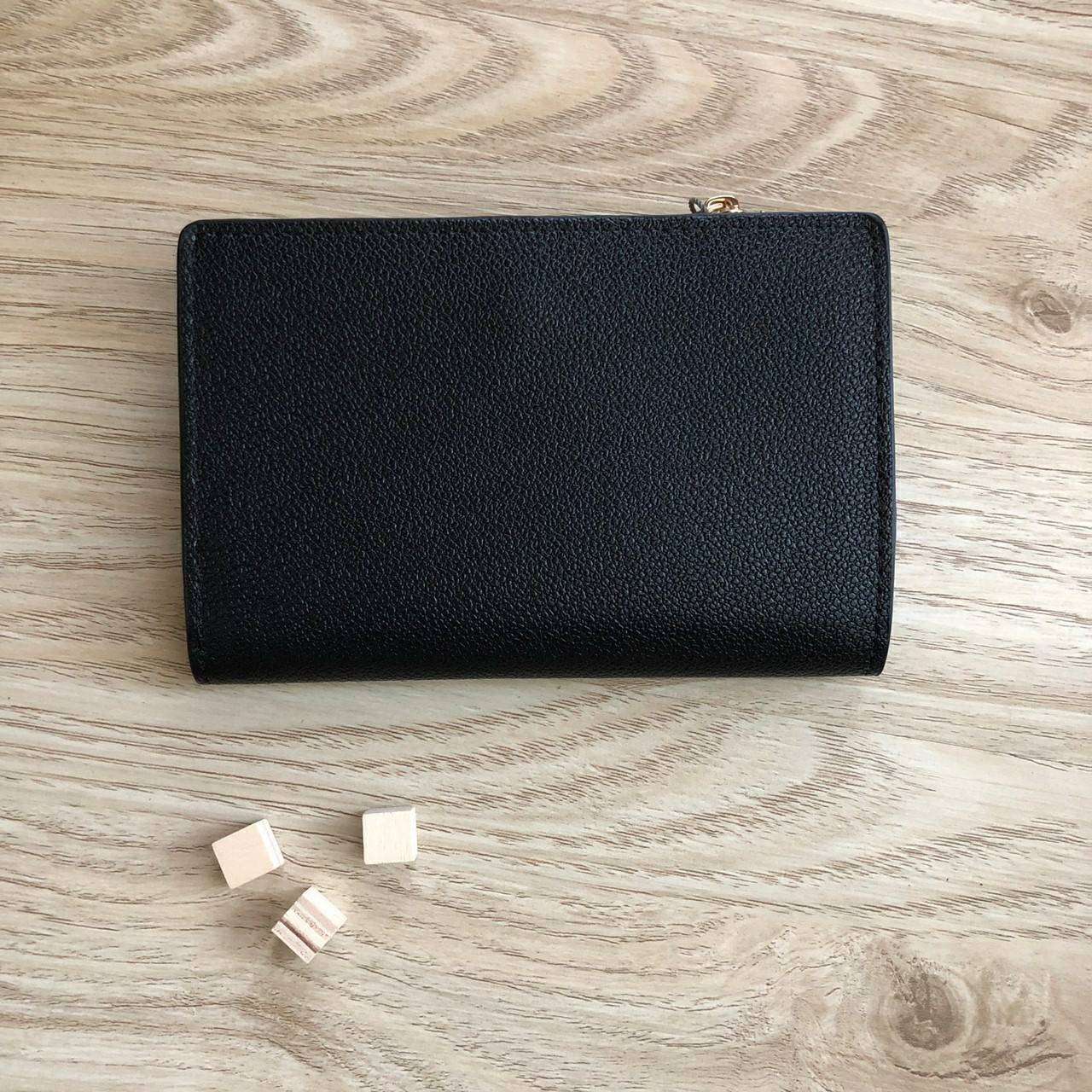 Charles & Keith Classic Snap-Button Wallet กระเป๋าสตางค์ใบสั้นพับ 2 ตอน ด้านหน้ามีโลโก้แบรนด์ เปิด - ปิดด้วยกระดุม ภายในมีช่องใส่ธนบัตร ช่องใส่บัตร และช่องซิปใส่เหรียญ