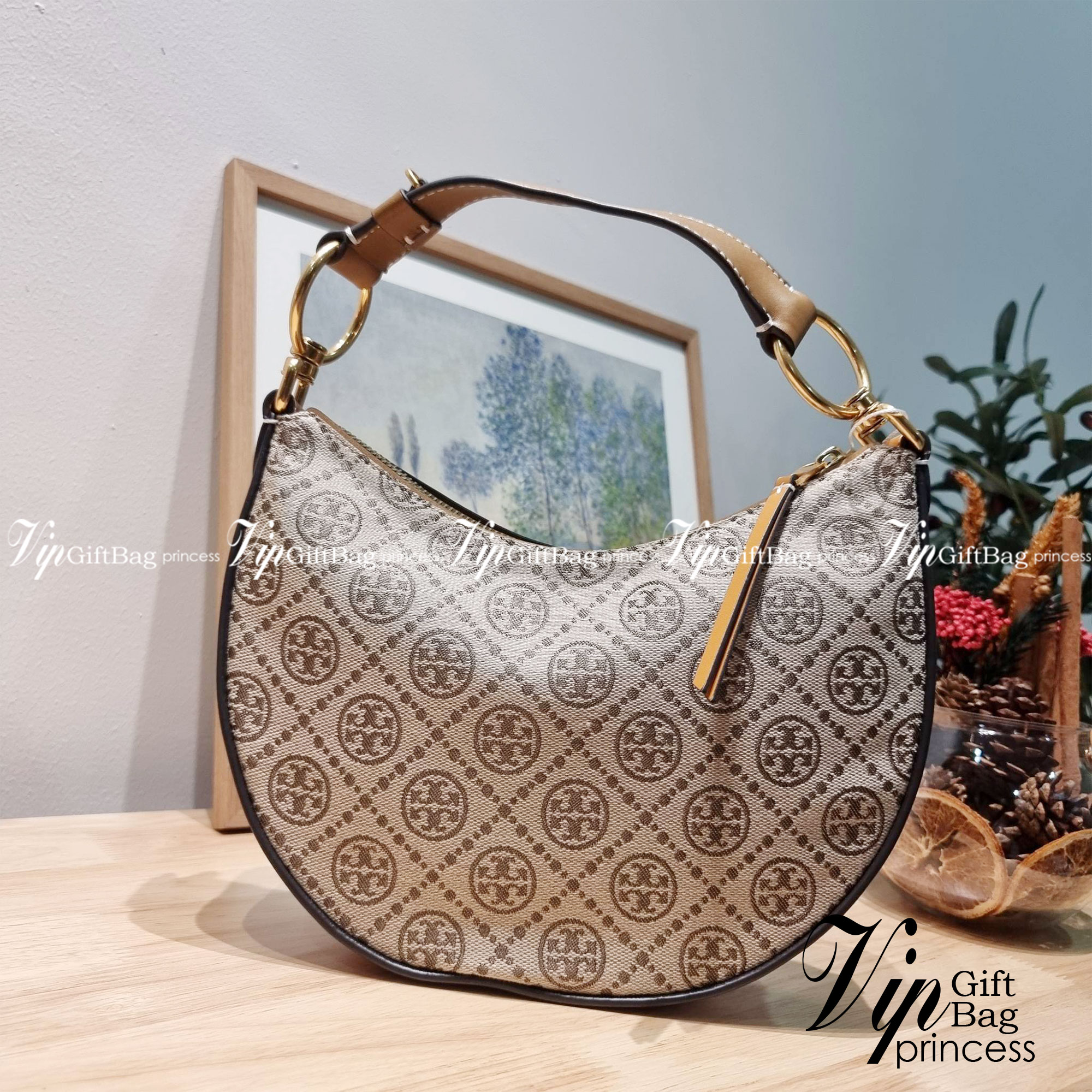 Tory Burch T Monogram Mini Crescent Bag / TORY BURCH T MONOGRAM MINI JACQUARD CRESCENT BAG ร้อนแรงกว่านี้ไม่มีแล้ว กับไอเท็มที่เซเลปรีวิวเยอะมาก!! สาวๆตามหากันไปอีก กระเป๋าทรง half moon ที่ดีไซน์บนผ้า jacquard ลวดลายซิกเนเจอร์ เรียบหรู ผู้ดีมากแม่!