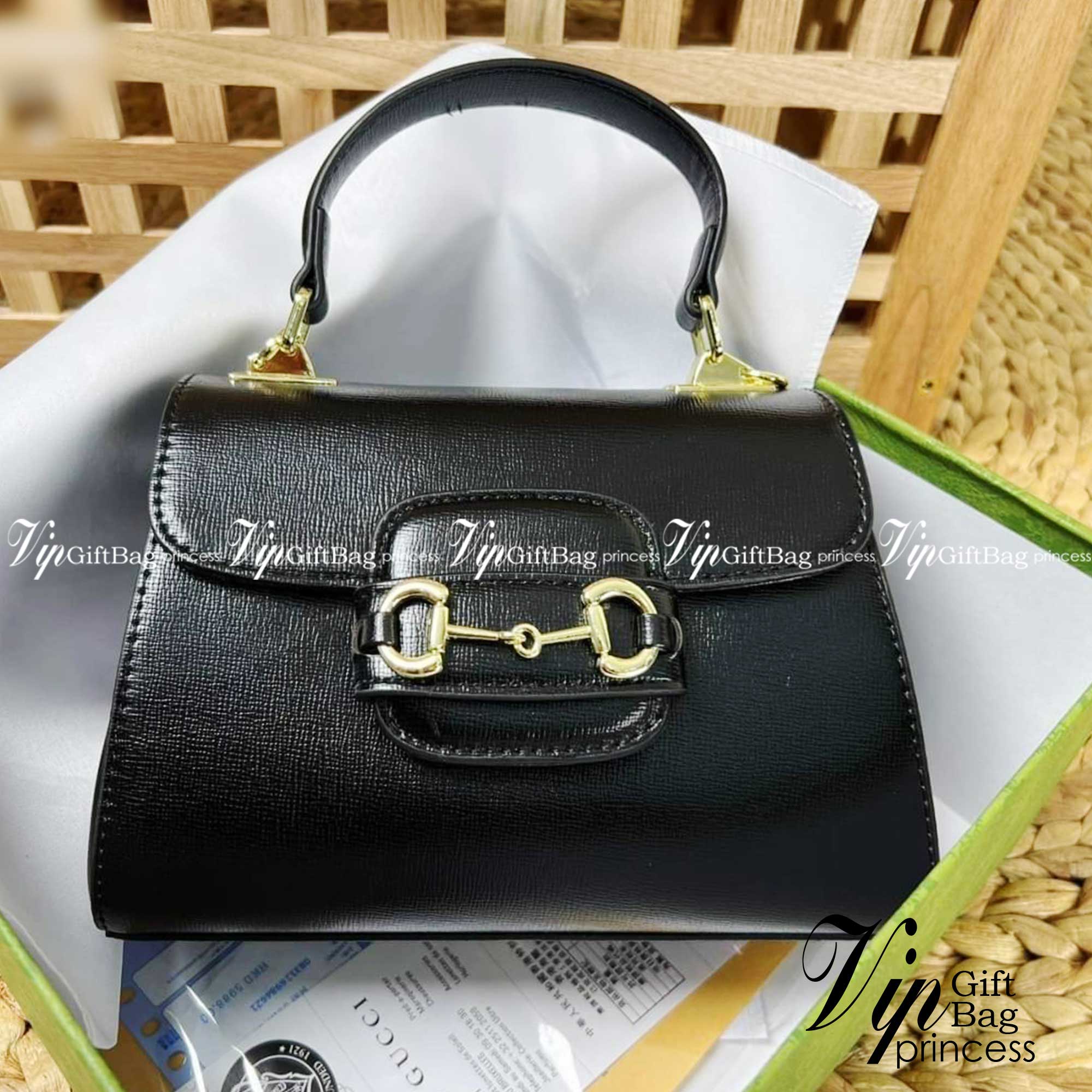 Gucci Horsebit 1955 mini bag / GG VINTAGE CROSSBODY BAG กระเป๋าสะพายข้าง สวยย้อนยุค ดีไซน์วินเทจแฝงความหรู เปิด-ปิดด้วยกระดุมแม่เหล็ก ภายในโล่งกว้าง แบ่งสัดส่วนไว้อย่างดี สายสะพายมีให้ 2 ถึงแบบ สลับใช้ได้ไม่มีเบื่อ แถมยังมีหูจับในตัว เข้าได้กับทุกลุค แมทช