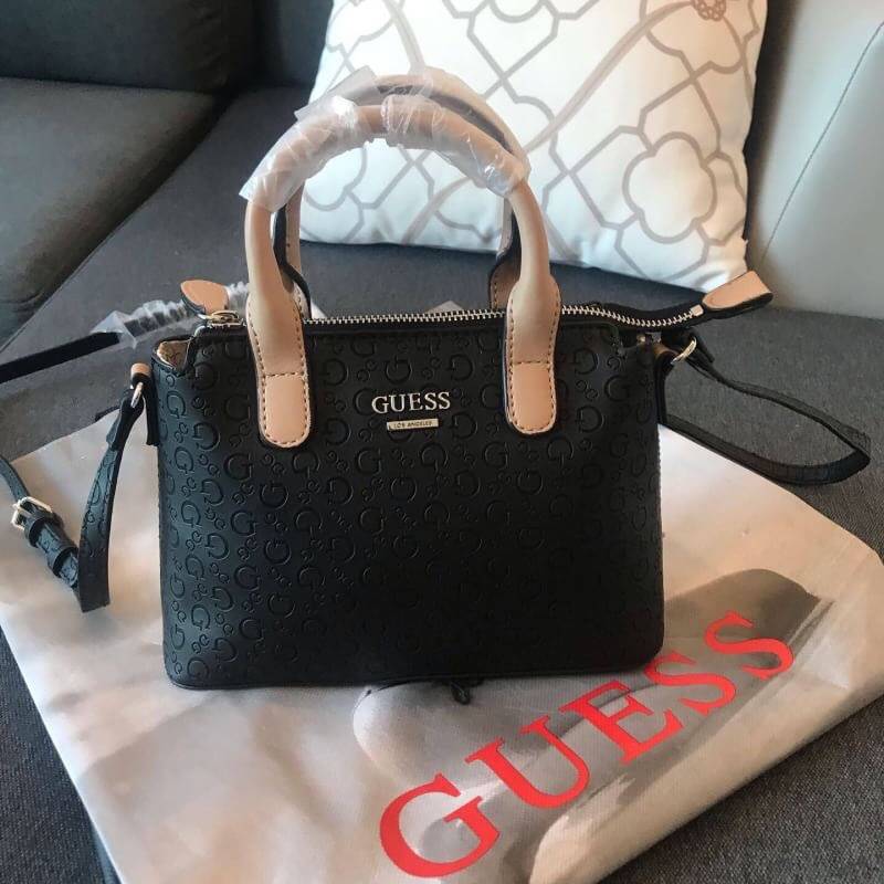 GUESS BALDWINPARK MINI BAG กระเป๋าถือหรือสะพาย วัสดุ Saffiano PU คุณภาพดี นิ่ม น้ำหนักเบา ด้านหน้าประดับด้วยโลโก้แบรนด์สวยหรู ตัวกระเป๋าลาย G ทั้งใบ เปิดปิดกระเป๋าด้วยซิปสะดวกใช้ ด้านในโล่งกว้างมีช่องสำหรับใส่ของหลายช่อง ใส่กระเป๋าสตางค์ใบกลางได้ ใส่Iphon