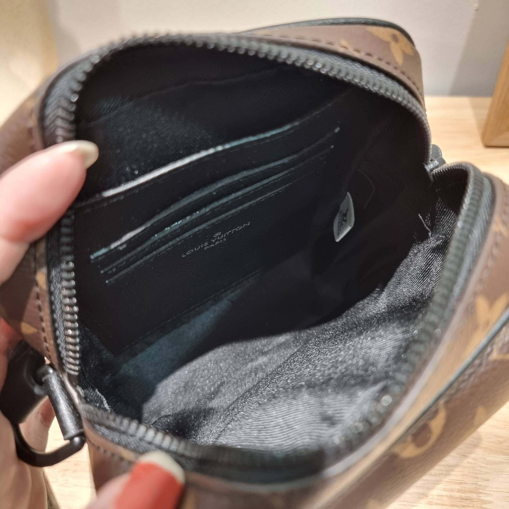 LV CHRISTOPHER กระเป๋าสะพายรูปทรงสปอร์ตสุดชิค LV crossbody wallet bag ใหม่ล่าสุด ได้ชิคๆเท่ๆก่อนใคร ไม่ต้องรอพรีฯ กับกระเป๋าสะพายข้างสำหรับหนุ่มๆ งานหรู ราคาดี วัสดุหนังแคนวาสคุณภาพดี ดีไซน์กะทัดรัด คล่องตัวแบบทูอินวันไปเลย เพราะใช้แทนกระเป๋าสตางค์ก็ได้ ส