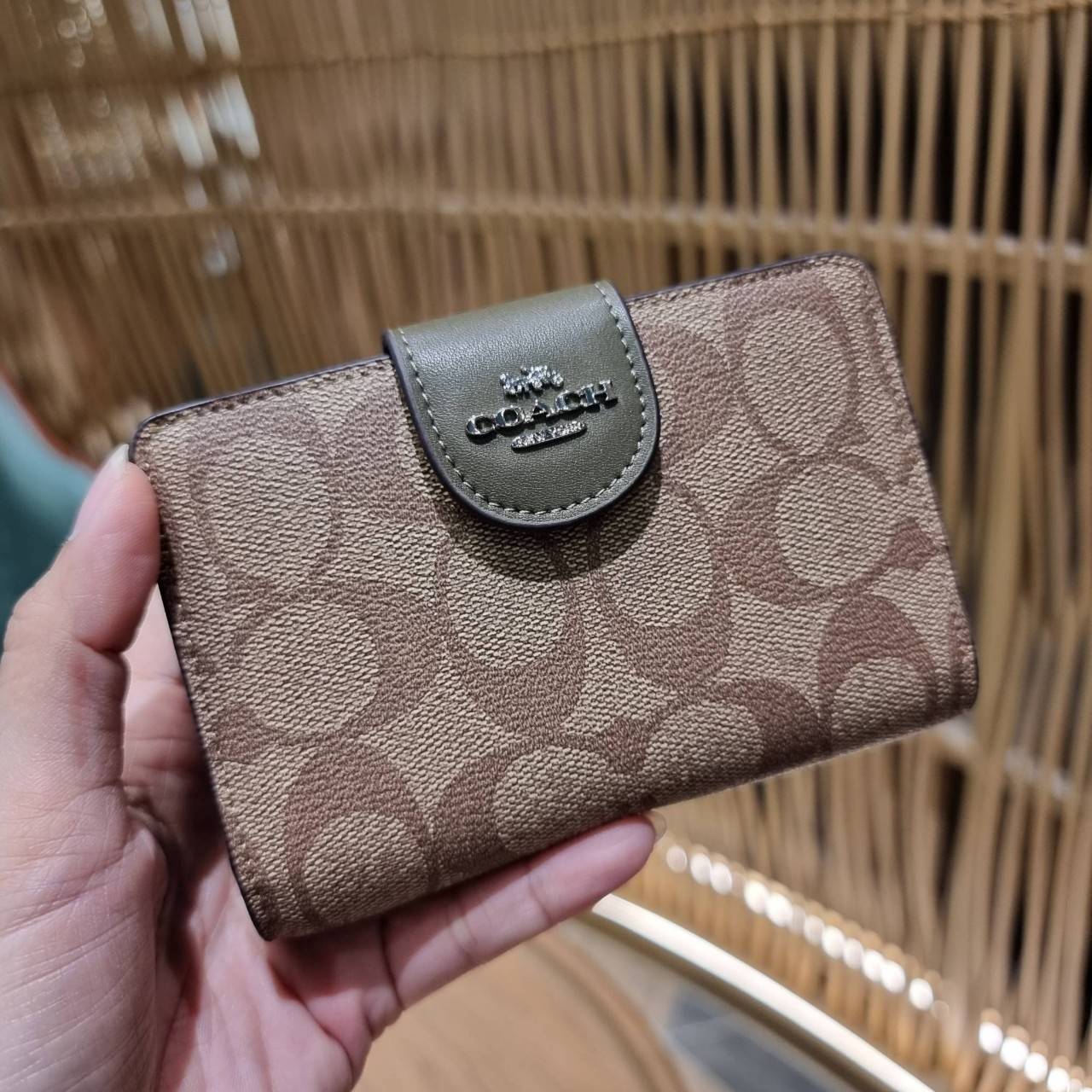 COACH C0082 MEDIUM CORNER ZIP WALLET IN SIGNATURE CANVAS ดีไซน์ใหม่ล่าสุด!! กระเป๋าสตางค์ใบกลาง 👛 ขนาดกำลังเหมาะมือ วัสดุหนังแคนวาสเคลือบลาย ดูแลรักษาง่าย มีช่องใส่บัตรและธนบัตรครบ และช่องซิปแยกไว้ใส่เหรียญ ครบเซ็ทแบบนี้เหมาะส่งต่อเป็นของขวัญที่สุ