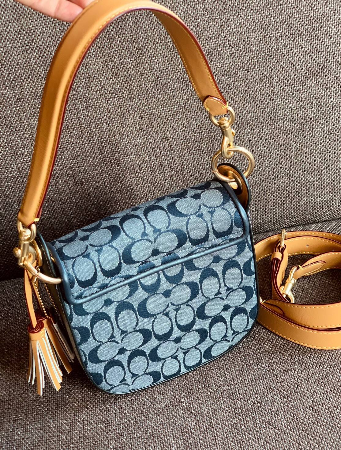 COACH KLEO IN SIGNATURE CHAMBRAY ((C8512)) / Kleo Shoulder Bag 23 In Signature Chambray 📣พร้อมส่งที่ไทย กับคอลเลคชั่นใหม่ล่าสุด ที่คุณต้องมี! สุดคุ้ม! กระเป๋าหิ้ว//ไคล้องไหล่//หรือสะพายข้างได้ วัสดุผ้า Chambray ทอลายแบรนด์ตัดขอบหนังแท้ได้สวยงามค่ะ