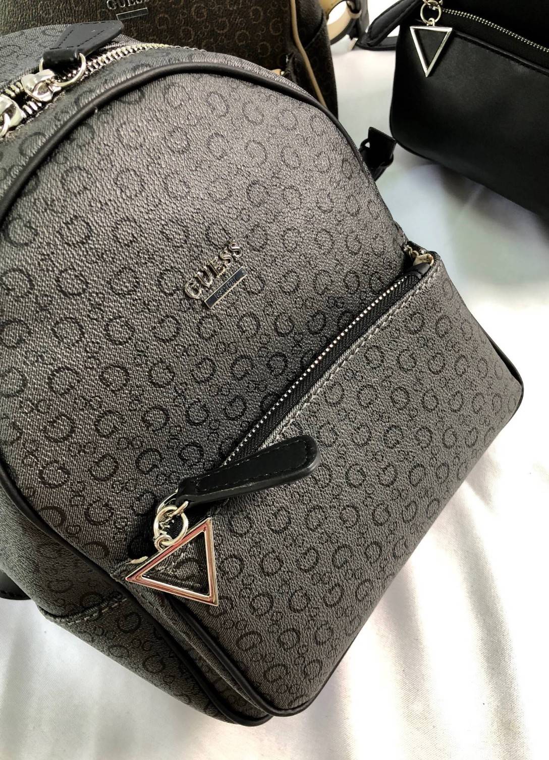 GUESS PANDORE BACKPACK กระเป๋าสะพายหลัง วัสดุหนังนิ่มมือ น้ำหนักเบา ด้านหน้ามีโลโก้แบรนด์ พร้อมช่องซิปหนึ่งช่อง ที่จับซิปมีอะไหล่สัญลักษณ์แบรนด์ ช่องซิปหลักเปิดปิดด้วยซิปคู่ ภายในโล่ง กว้าง ใส่ของได้จุ มีช่องซิปและช่องเล็กใส่ของจุกจิก สายสะพายด้านหลังเลื่