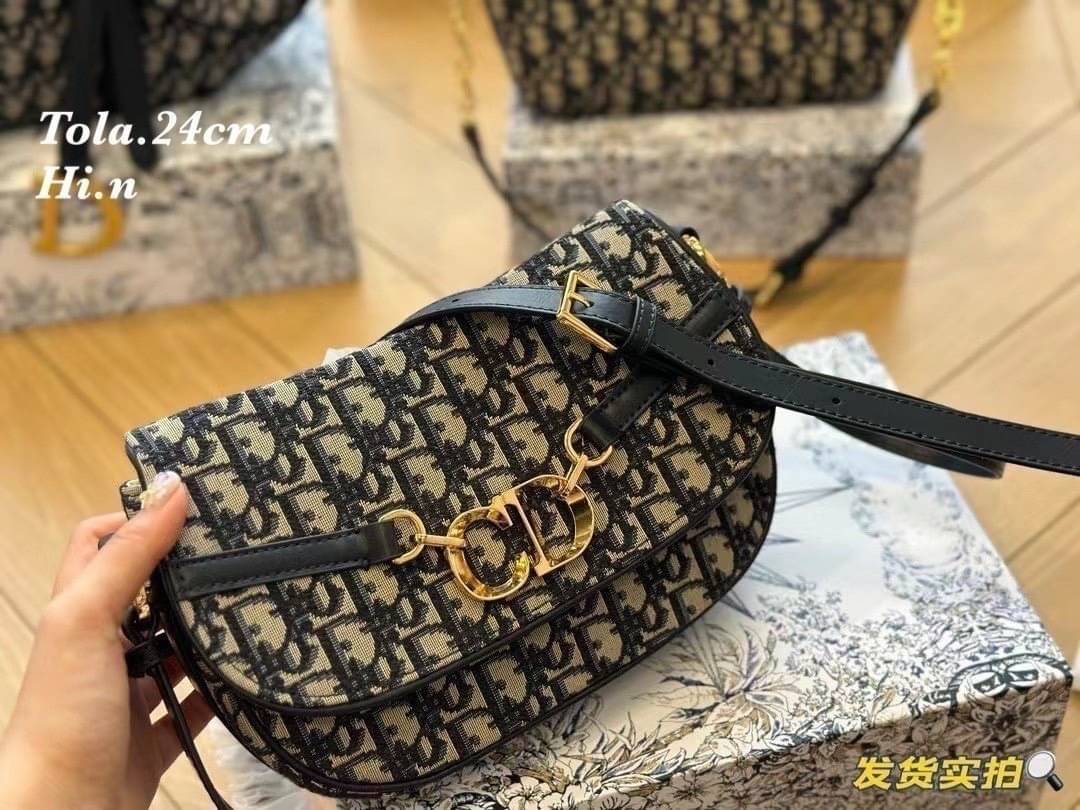 DIOR Small CD Besace Bag กระเป๋าสะพายทรงสวย ดีไซน์โลโก้โดดเด่นและหรูหรา ผ้าแจ็กการ์ดสวยเด่นเป็นเอกลักษณ์ ดีเทลดูดีมีกิมมิคในตัว สะพายทำงาน ไปเที่ยว ไปเดท ได้ทุกโมเมนต์ เป็นไอเท็มที่ควรมีไว้ติดบ้านอีกใบเลยน้า