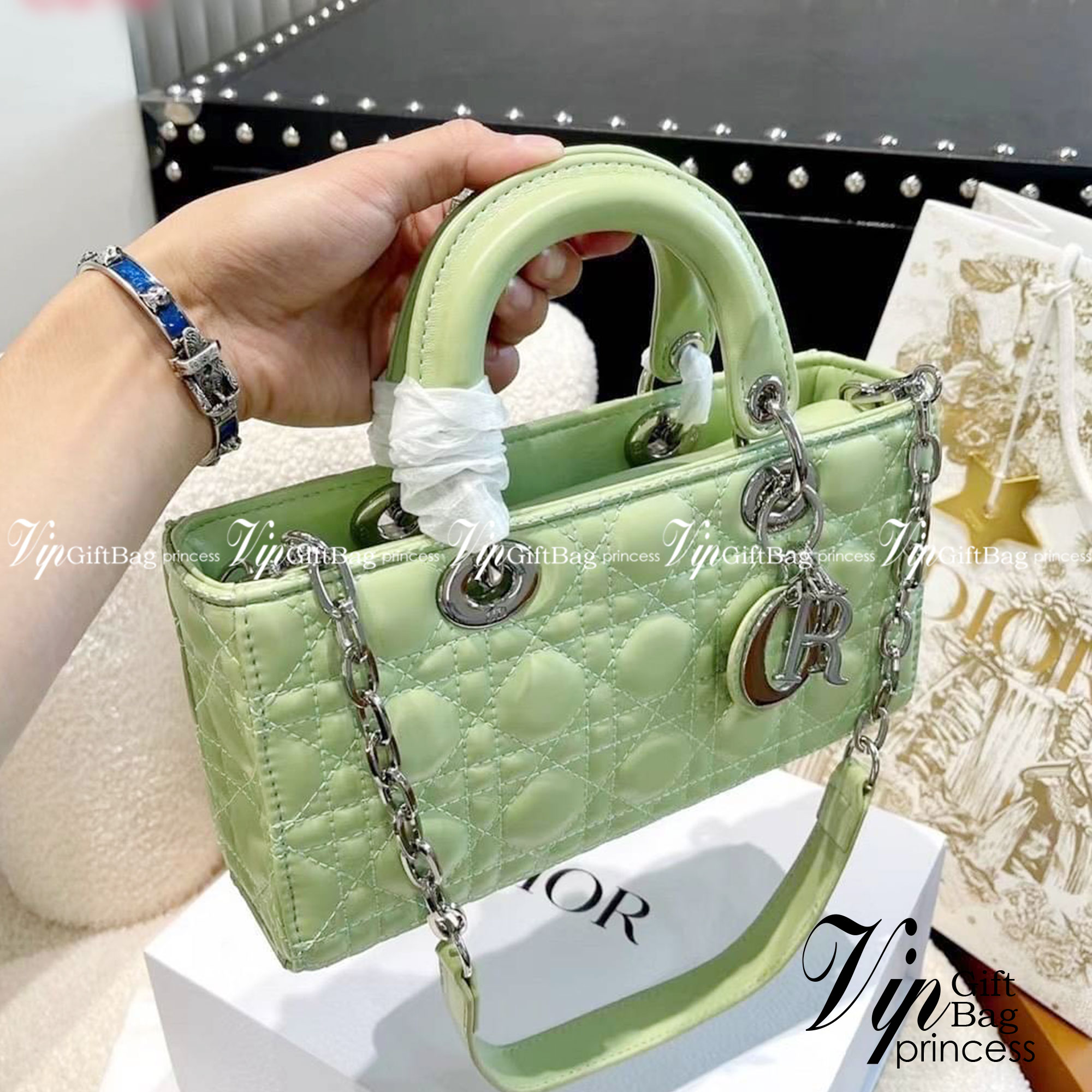 DIOR Lady D-Joy Bag Cannage Lambskin กระเป๋าสุดไอคอนิก รุ่นอมตะที่ตราตรึงในความทรงจำผู้คนทั่วโลก ถือแล้วดูหรู ดูแพง เป็นรุ่นที่ควรมี มีสายสะพายโซ่แบบถอดได้ ภาพสินค้าถ่ายจากงานขายจริง ใช้งานต่างประเทศได้