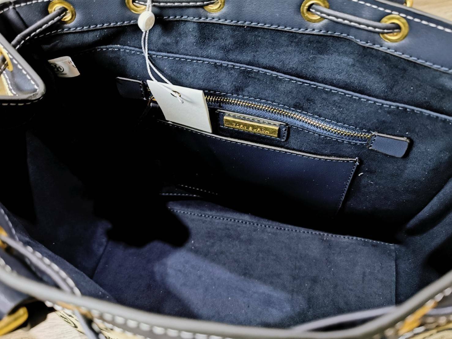 TORY BURCH FACTORY MONOGRAM JACQUARD TOTE BAG กระเป๋าถือหรือสะพายรุ่นล่าสุดดีไซน์ยอดนิยมจาก TORY BURCH FACTORY OUTLET วัสดุ Woven Jacquard & Leather ทอลาย Jacquard Singnature แบรนด์รอบใบสวยอยู่ทรงเป็นเอกลักษณ์ เปิดปิดแบบ Drawstring ขนาดใหญ่กำลังดี กว้างแล