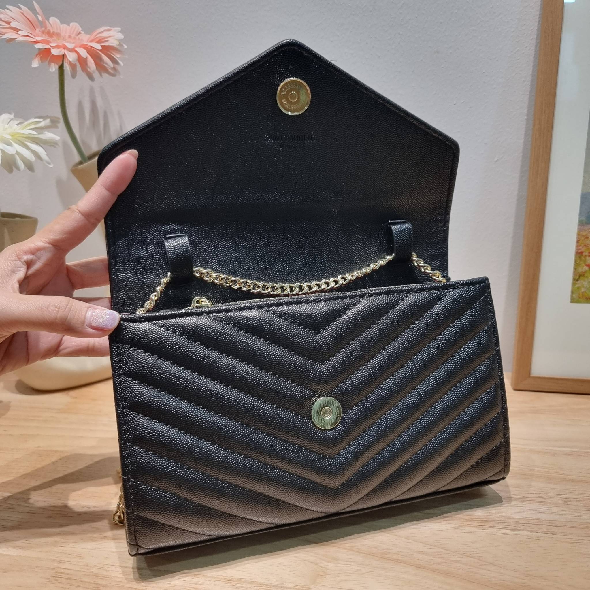 YSL WOC 9 ไม่เคยผิดหวังจริงๆ!! กับรุ่นที่สาวๆรู้กัน Yves Saint laurent clutch bag with chain กระเป๋าสะพายทรง woc สุดฮอต ดีไซน์เรียบหรู โดดเด่นด้วยโลโก้ด้านหน้า เพิ่มดีเทลความผู้ดี