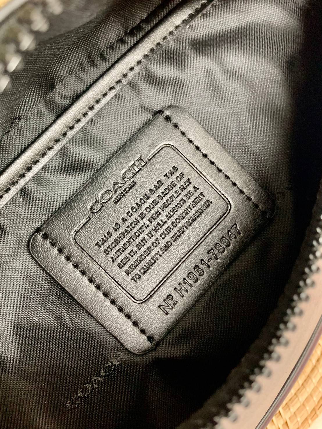 OUTTLET 】Coach Belt Bag ใบใหญ่คะ! Coach Rivington Belt Bag In Colorblock With Coach Patch C78947 สีเข้าใหม่ ได้ใจหนุ่มๆกันเลยค่าา 🌈สีจริงสวยมากค่ะ😘 กระเป๋าคาดอกด้านหน้า//คาดไปทางด้านหลัง//หรือคาดเอวได้ ตามแต่ความถนัดได้เลยนะคะ หนังแท้ นิ่ม