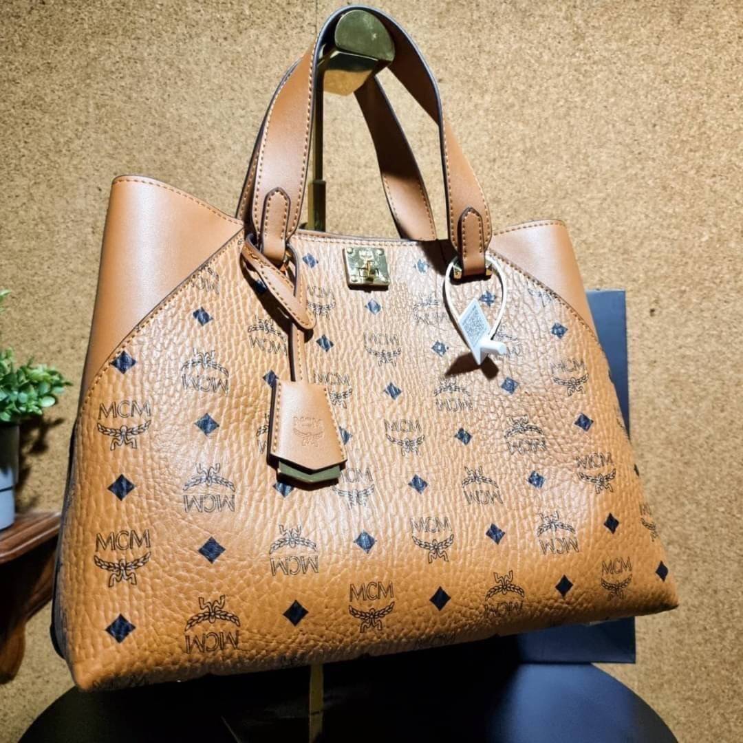 M.C.M ESSENTIAL TOTE IN VISETOS ความจุใจมาพร้อมเสิร์ฟแล้วจ้า ใครที่มองหากระเป๋าทรงโท้ทจุๆ ต้องใบนี้เลย!! กระเป๋าสะพายไหล่/ข้าง ดีไซน์ทรงสวยน่าใช้ วัสดุหนังแคนวาสสลับหนังแท้ ปากกระเป๋ามีตัวบิดล็อคแน่นหนากันของหล่นออกจากกระเป๋า ภายในโล่งกว้าง แบ่งสัดส่วนอย่