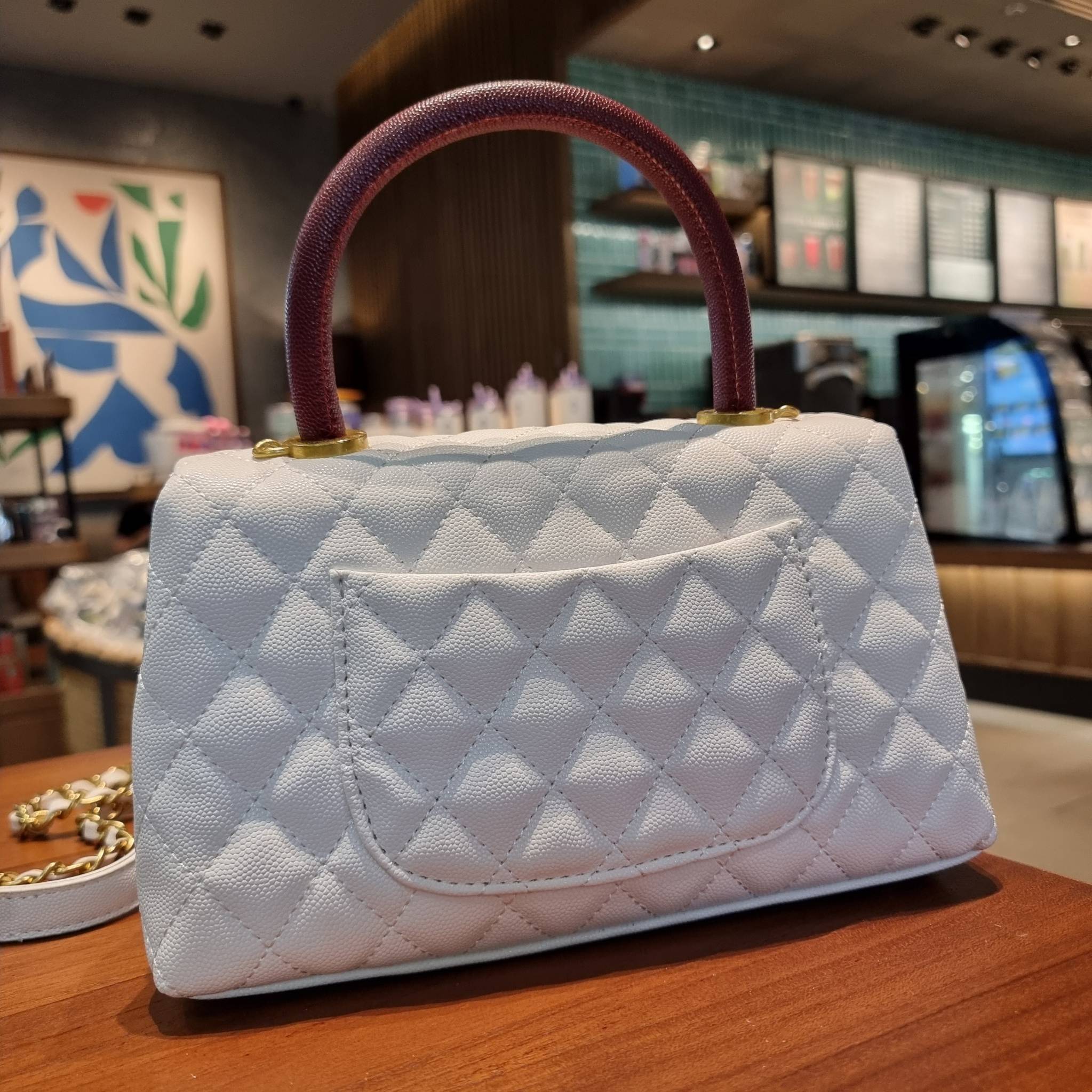 VIP 】รุ่นยอดฮิตตลอดกาล ไซส์กำลังสวย!! จากแบรนด์ Chanel กระเป๋าถือ/สะพาย หนังลายคาเวียร์ โลโก้เด่นชัด เปิด-ปิดกระเป๋าด้วยตัวบิดล็อค อะไหล่สีทองหรู ทรงสวยผู้ดี ภายในกระเป๋ามีช่องโล่งกว้างจุของได้พอสมควร มีช่องซิปแบ่งสัดส่วน ด้านหลังมีช่องเก็บของจุกจิกอีก 1 