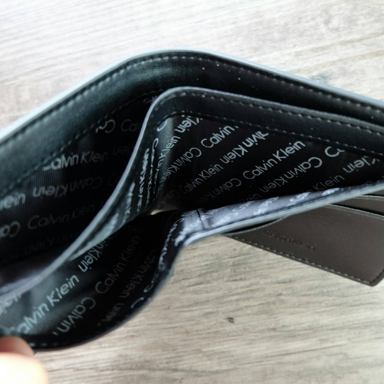 Calvin Klein Short Wallet กระเป๋าสตางค์ใบสั้น ด้านหน้าตกแต่งด้วยโลหะเงิน ปั๊มแบรนด์ จะมอบเป็นของขวัญหรือใช้เองก็แนะนำค่ะ