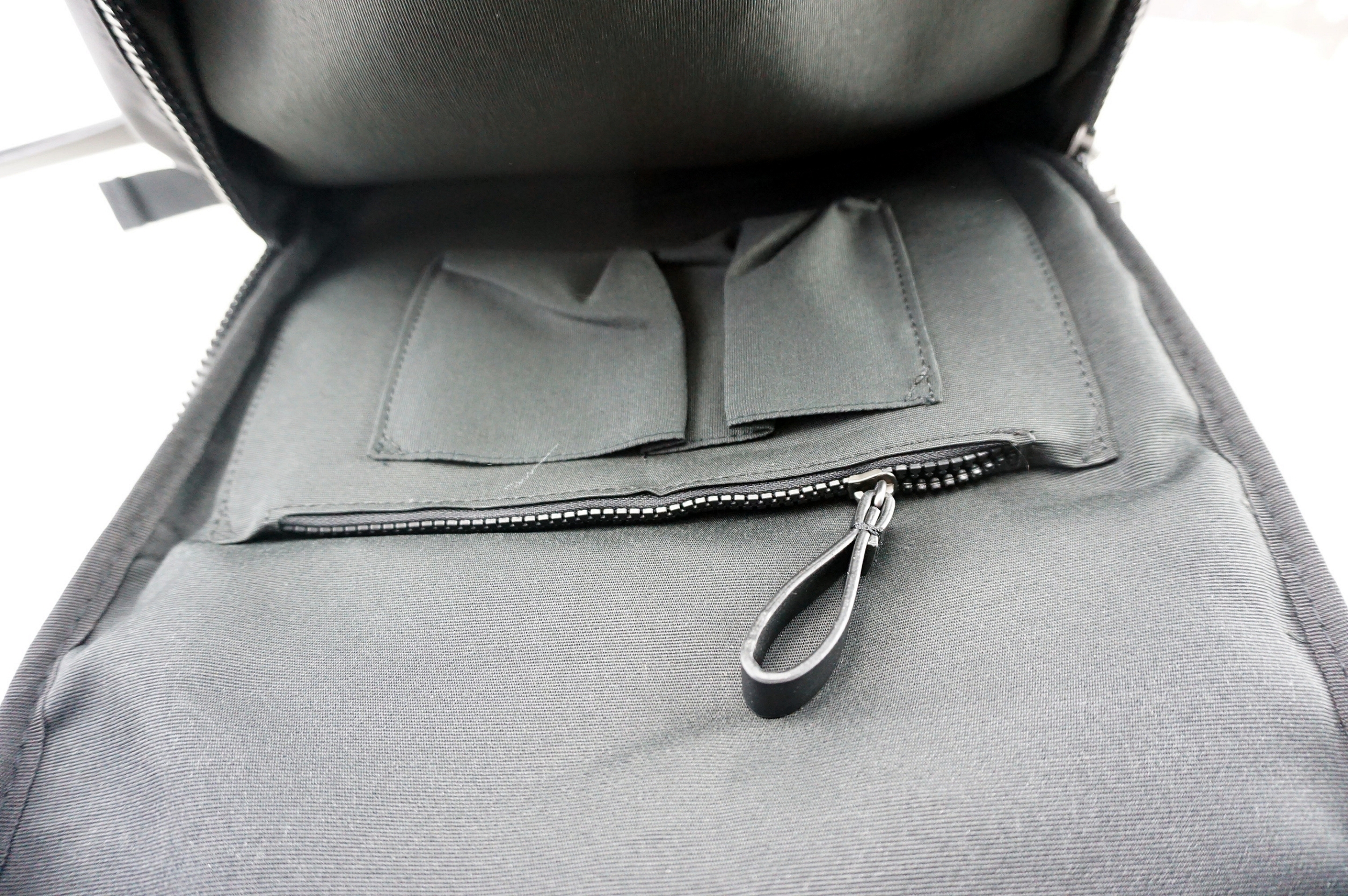 Calvin Klein Jeans back pack กระเป๋าเป้ดีไซน์เท่ห์ วัสดุ Nylon + Polyester 100 % - น้ำหนักเบา มีช่องด้านหน้าเปิด ปิดกระเป๋าด้วยซิป - ด้านหน้าสกรีน logo brand - หัวซิปปั๊มโลโก้แบรนด์ - ภายในกว้าง ใส่ Laptop, A4 ได้หมด - ภายในมีช่องซิปเล็ก ให้แยกใส่ของจุกจิ