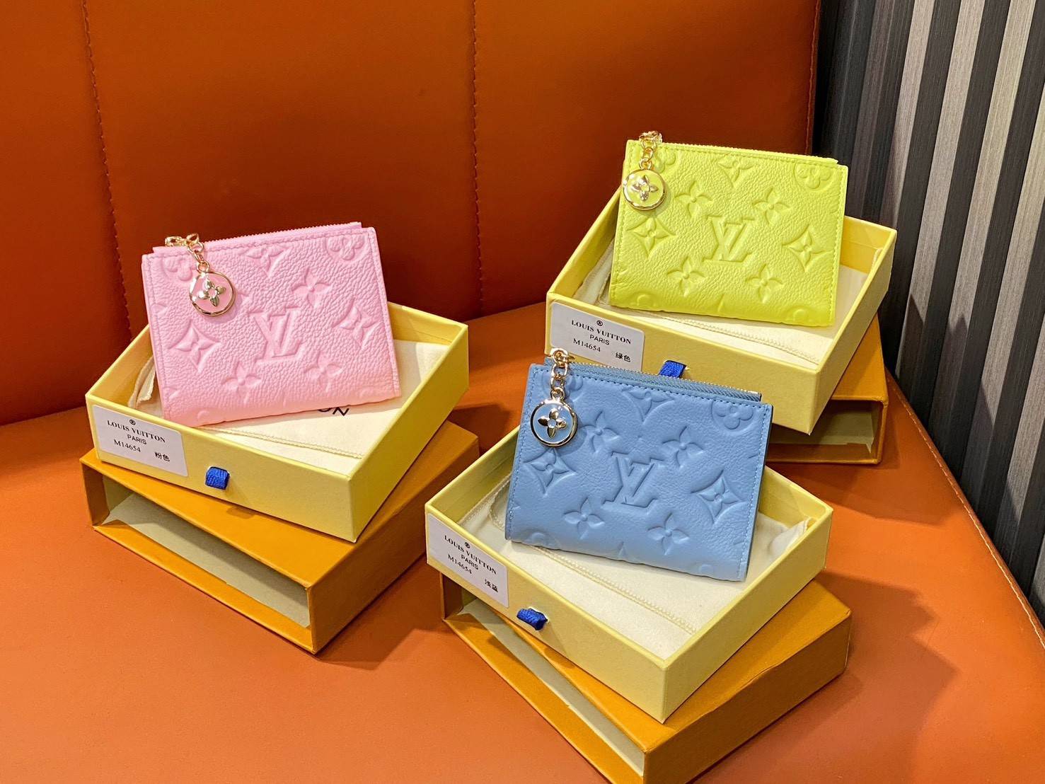 VIP หนังแท้ | LV Lisa wallet Cotton Candy งานหนังวัวแท้ นิ่ม หอม กระเป๋าสตางค์รุ่น Lisa Monogram Empreinte สีสันสดใส เฉลิมฉลองให้กับความเลอค่าที่สืบทอดจากรุ่นสู่รุ่นของเมซง เติมลูกเล่นสนุกสนานลงตัว สีสันสะดุดตาพกพาในกระเป๋าใบเล็กหรือกระเป๋าคลัทช์ได้สะดวก