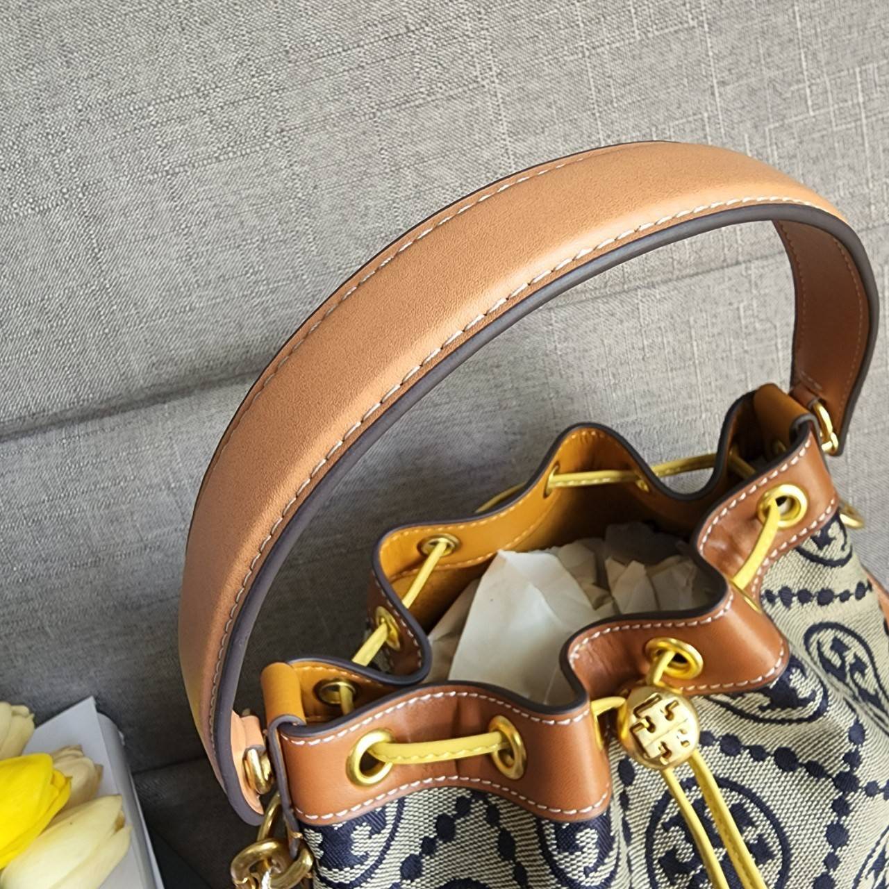 Tory Burch T Monogram Colorblock Bucket Bag กระเป๋าสะพาย ทรงบัคเกต รุ่นฮอต สไตล์ไหนเข้าได้ทุกลุค วัสดุ jacquard ตัดขอบหนังแท้ ภายในเป็นช่องโล่งกว้าง ใส่ของได้เยอะหยิบจับสะดวก มาพร้อมสายสะพายข้างหนังแท้ ถอดและปรับระดับได้สะพายชิวได้ทุกโอกาส