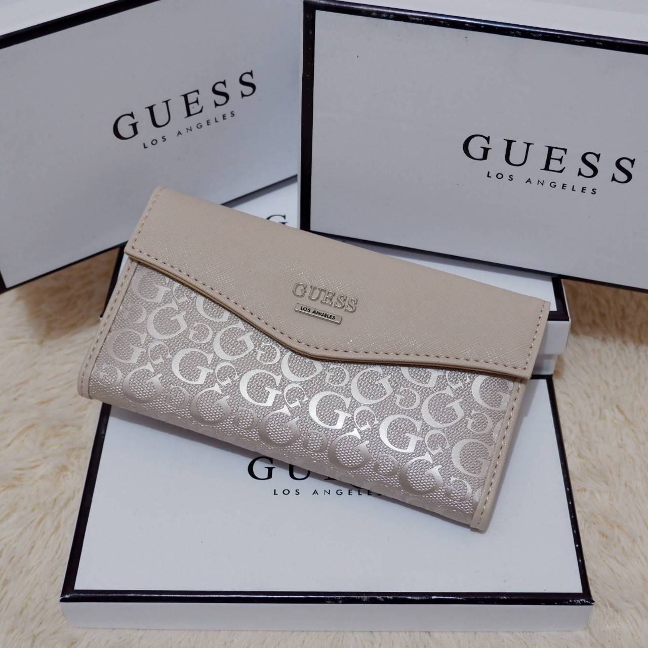 GUESS FACTORY WOMEN'S WALLET กระเป๋าสตางค์ใบยาว3พับดีไซน์สวยรุ่นใหม่ล่าสุดวัสดุหนังนิ่ม ปั๊มลายคมชัด ด้านหน้าประดับโลโก้แบรนด์สวย เปิดปิดด้วยฝาบนเปิด/ปิด ภายในมีทั้งช่องใส่รูป ช่องใส่ธนบัตร แบงก์พัน และช่องใส่บัตรหลายช่องแยกเป็นสัดส่วน ภาพถ่ายจากสินค