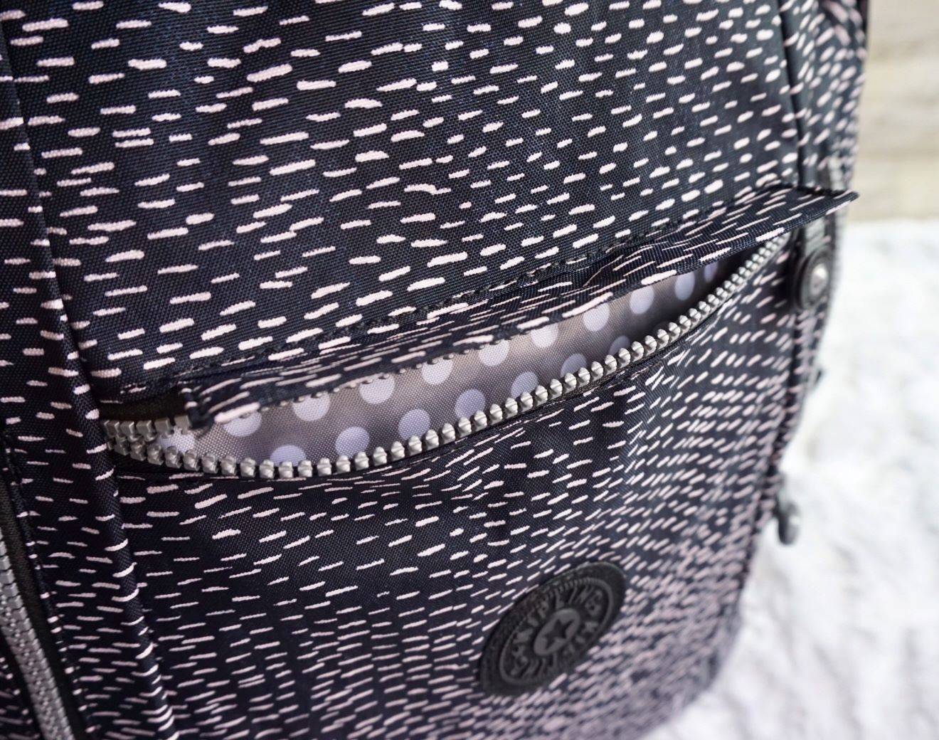 KIPLING BACKPACK K502 กระเป๋าเป้สะพายใบใหญ่ จุของได้เยอะมากๆ วัสดุ nylon + polyestor% กันน้ำ ด้านหน้ามี ช่องใส่ของจุกจิก ช่องซ้ายขวา ช่องหลักเปิดปิดด้วยซิป ภายในแบ่งเป็นสัดส่วย มีช่องแยกใส่ Laptop ใบขี้ขะได้เยอะ จะใช้ไปเรียน ไปนิมหรือท่องเที่ยวก็ตอยโจทย์ค