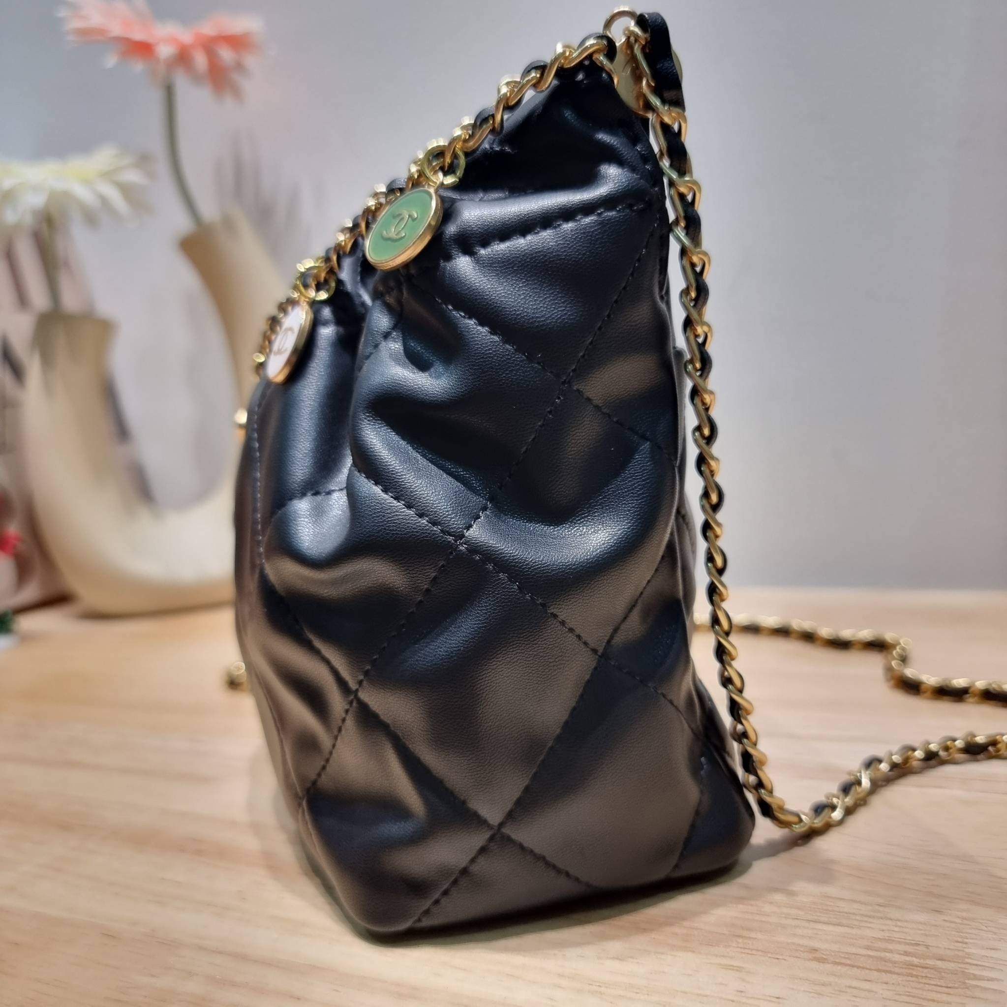 Chanel 23P mini bucket bag น่ารักมากๆ กับกระเป๋าสะพายไซส์มินิ ที่ปล่อยผ่านไม่ได้จริง ดีไซน์สายโซ่คล้องแขนตกแต่งอะไหล่ห้อยเพิ่มมูลค่า และยังตกแต่งโลโก้สวยเด่น