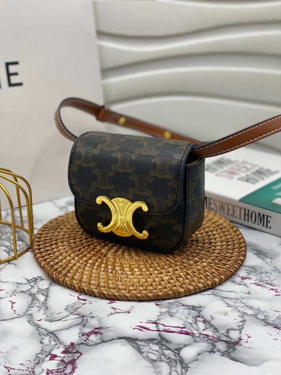 หนังแท้ CELINE MINI TRIOMPHE IN TRIOMPHE CANVAS AND CALFSKIN ใบเล็กน่ารัก งานหนังแท้ทั้งใบ กระเป๋ามินิทรงชิค ดีไซน์รูปกล่องสุดแสนมินิมอล สามารถสะพายแบบ Crossbody และยังเป็น Belt Bagได้อีกด้วย แบบไม่มีตกยุค ด้านหน้าโดดเด่นด้วยโลโก้สีทอง เป็นอีกหนึ่งตัวเลือ