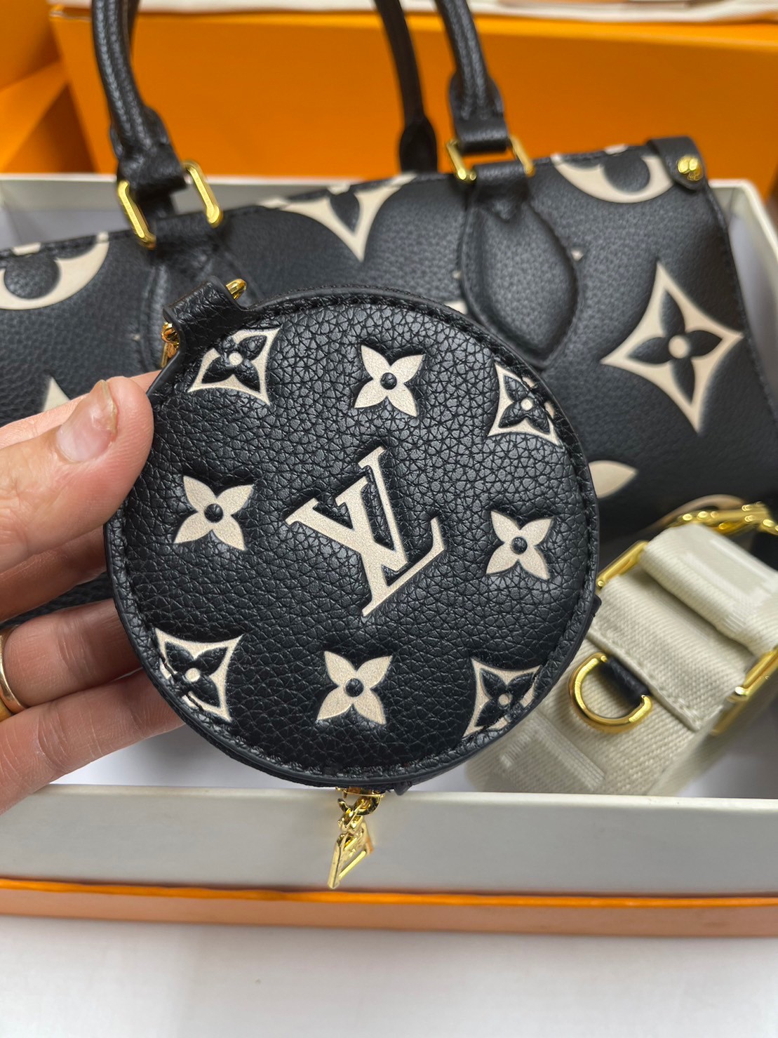 LV OnTheGo East West Monogram Bag / LV BAG พร้อมส่ง 4 สี กระเป๋าโท้ทขนาดกะทัดรัด ดีไซน์ใหม่ประจำฤดูกาล **สินค้าเกรดออริจินอล 1:1 สลับแท้