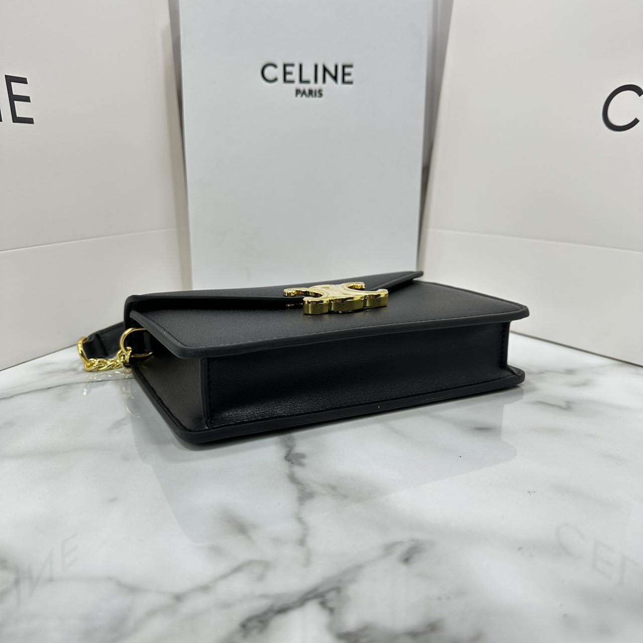 ORI หนังแท้ | CELINE WALLET ON CHAIN MARGO IN TRIOMPHE กระเป๋าสะพายสวยอยู่ทรงตั้งได้ รูปทรงย้อนยุคสไตล์วินเทจลัคชู ดีไซน์เอกลักษณ์ ขนาดกำลังดี