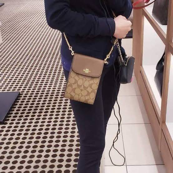COACH 3051 RACHEL PHONE CROSSBODY IN SIGNATURE CANVAS HOT ITEM!! กระเป๋าสะพาย case phone ต้องมา ให้คุณพกพา gadget ล้ำไปได้ทุกที่ ใส่โทรศัพท์มือถือได้ทุกรุ่น ดีไซน์ใหญ่กว่าเดิม และยังมีช่องเก็บบัตรให้เพิ่มไปอีก ดีไซน์ลายซีคลาสสิค วัสดุหนังแคนวาส เปิด-ปิดด้