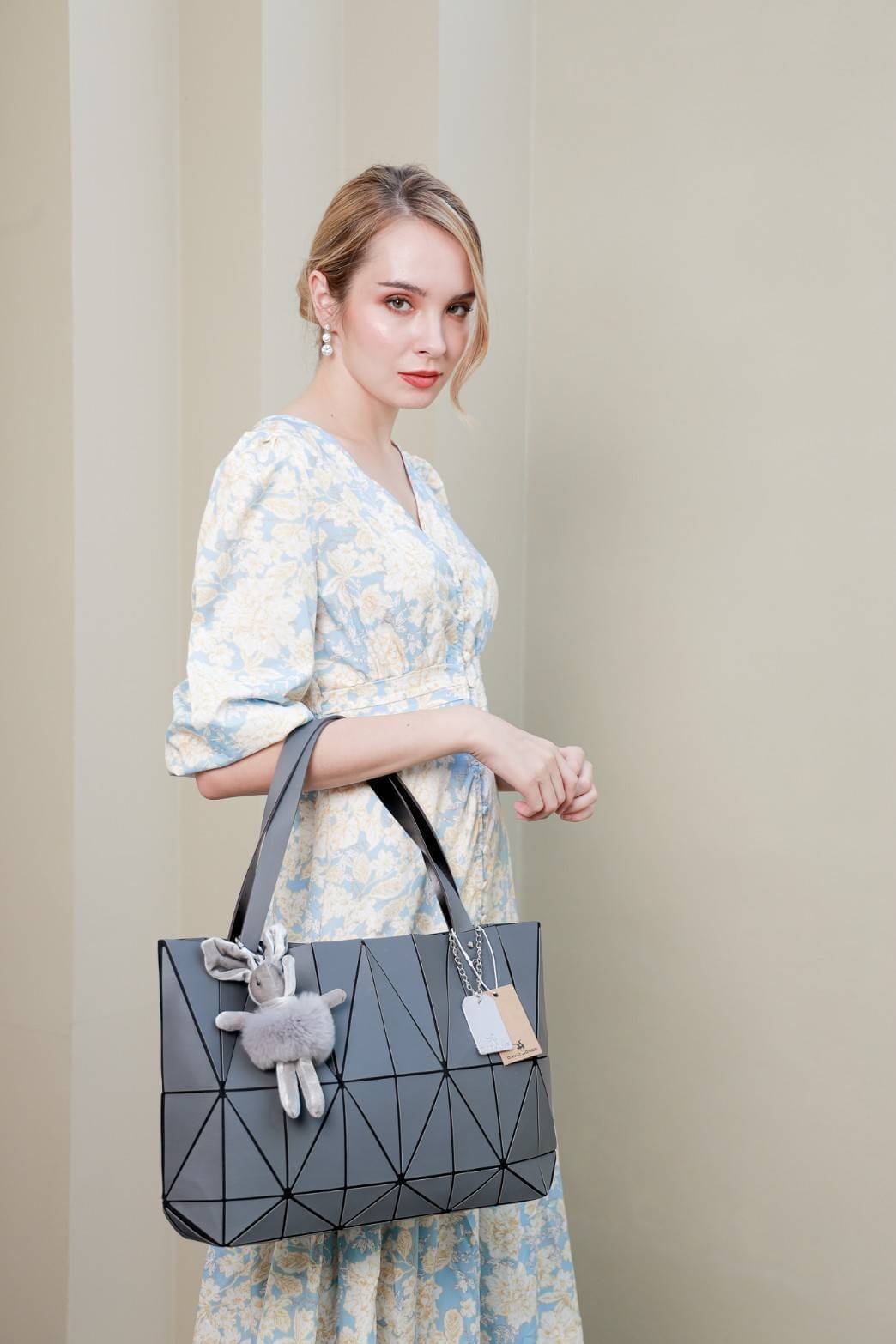 ทรงสุดฮิตจากแบรนด์ David Jones ใบนี้ มาพร้อมกับน้องหมี สีเข้า set กับกระเป๋าคะ