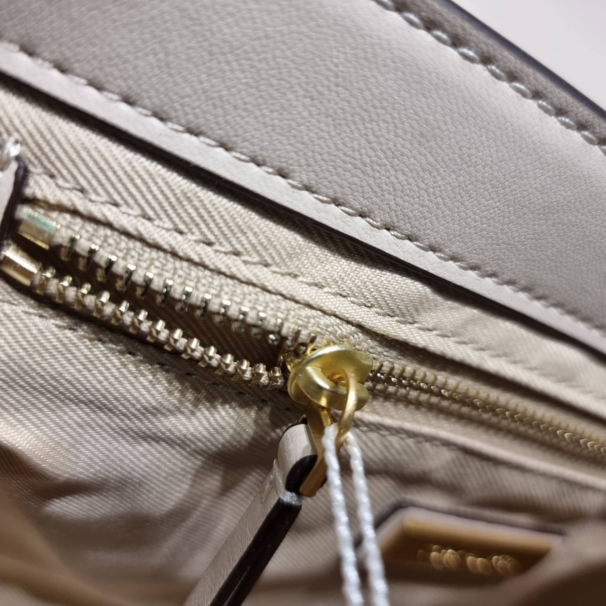 TORY BURCH FLEMING SOFT CONVERTIBLE SHOULDER BAG รุ่นหายาก กับดีไซน์ใหม่ล่าสุด มาพร้อมเสิร์ฟความสวยถึงบ้านไปเลย กับกระเป๋าสะพายไหล่ขนาดกำลังสวย หนังแท้นิ่มเต็มใบ สัมผัสสบายมือ