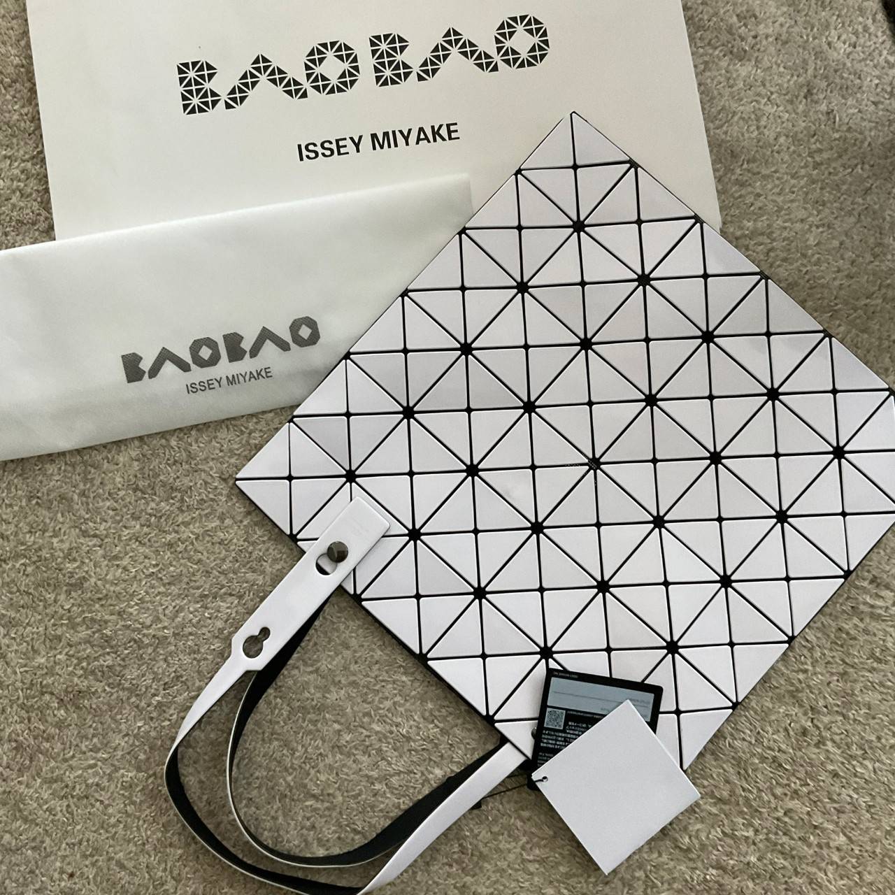 BAO BAO ISSEY MIYAKE TOTE BAG (6x6) กระเป๋าสะพายไหล่ ใบใหญ่ ทรงโท้ท จุดเด่นคือ ปรับได้หลายทรงตามเอกลักษณ์เฉพาะของแบรนด์นี้ ด้านในใส่ของได้เยอะมาก ใส่ไอแพด สมุดโน้ตได้สบายเลย พร้อมช่องซิปใส่ของให้อีกหนึ่งช่อง วัยทำงานหรือวัยนักศึกษา อย่างน้อยต้องมีแบรนด์นี
