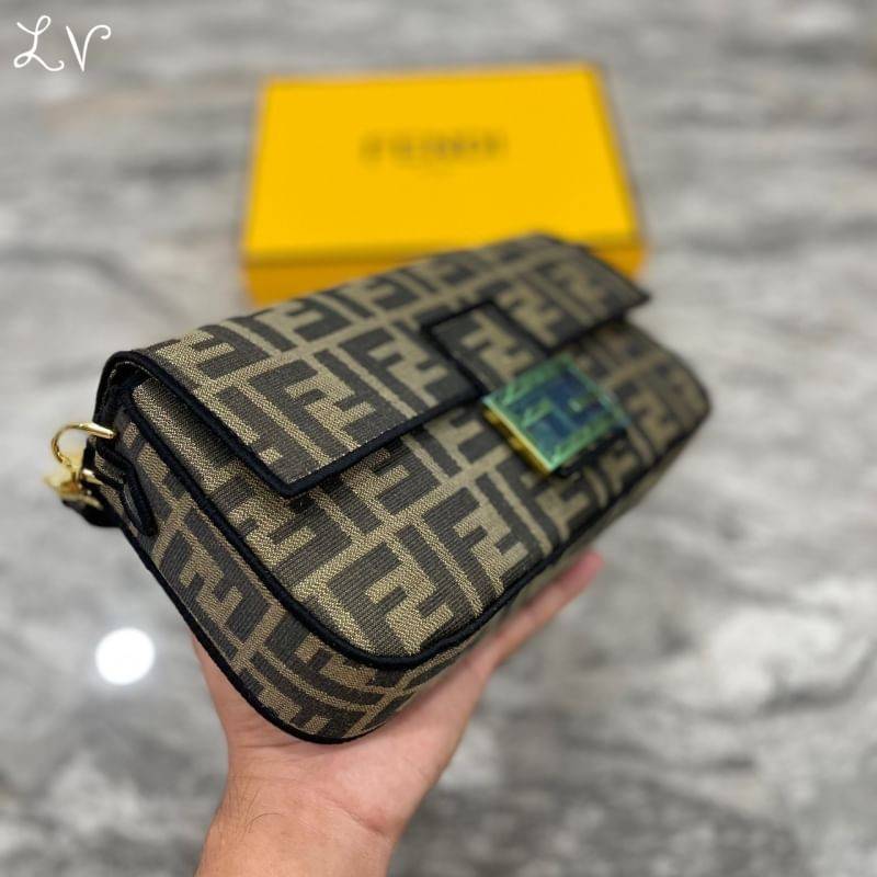 FENDI Baguette Brown FF jacquard fabric bag กระเป๋าสะพายทอลายโมโนแกรม อะไหล่สีทองหรูหรา ถอดสายถือเป็นคลัชได้สุดคุ้ม