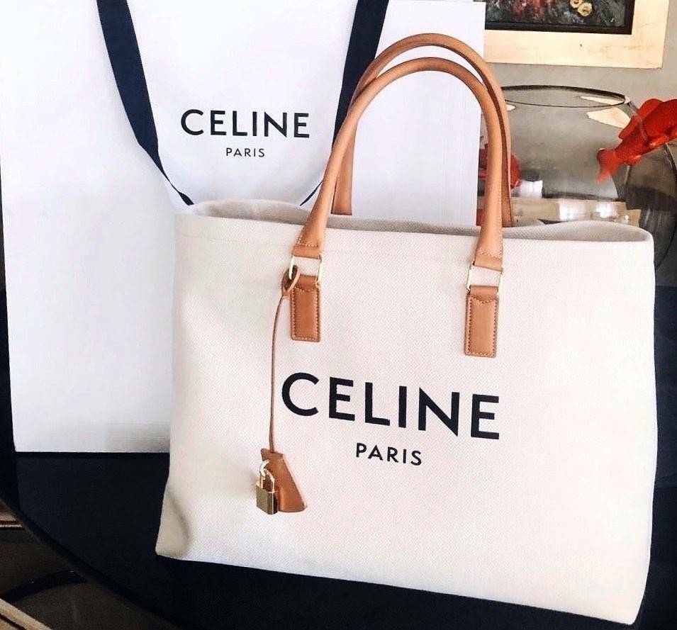 CELINE PHANTOM TOTE BAG VIP GIFT WITH PURCHASE (GWP) พรีเมี่ยมกิ๊ฟ Limited Edition จาก CELINE PERFUME DUTYFREE COUNTER วัสดุ Canvas & Grained cowhide ดีไซน์ทรง Shopping ขนาดใหญ่กำลังดี เนื้อหนาแข็งแรง น้ำหนักเบา โดดเด่นที่ห้อยTagแม่กุญแจอะไหล่ทองสามารถใช้