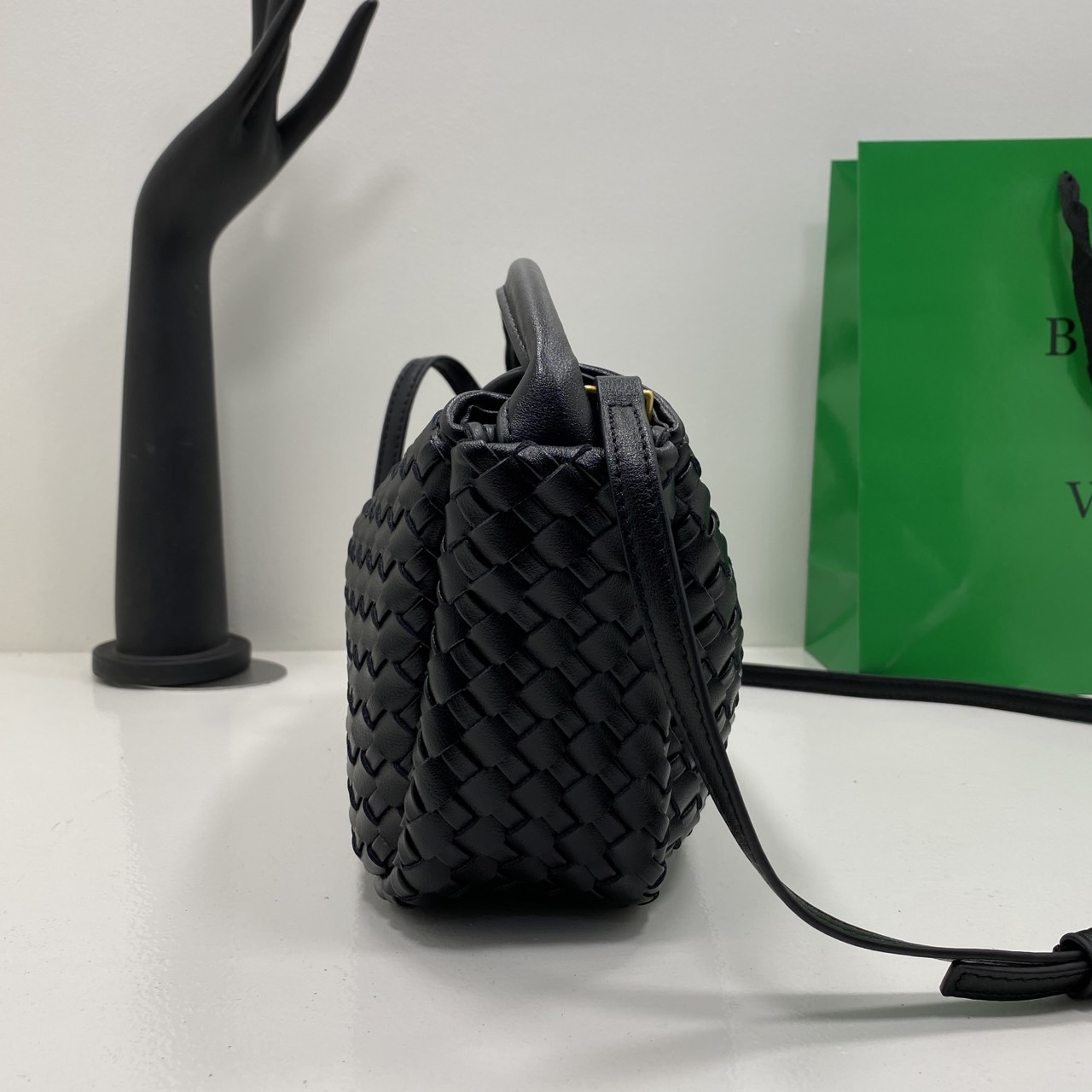 BOTTEGA intrecciato leather Snap Handle Handbag กระเป๋าถือ/สะพาย ดีไซส์สานเป็นเอกลักษณ์ หูจับในตัว หนังสวยงาม เกรดออริ สลับแท้ 1:1 ใช้งานต่างประเทศได้