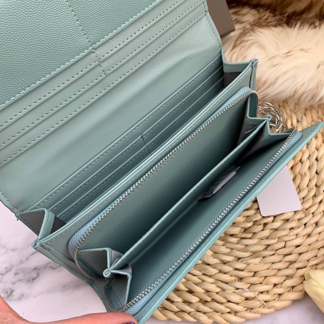 ของแท้ 💯% CHARLES & KEITH METAL TASSEL CLASSIC LONG WALLET กระเป๋าเงินใบยาวรุ่นพู่ยอดฮิต!! หนังพิมพ์ลายคาร์เวียร์ใช้ทน ด้านหลังมีช่องใส่บัตร/แบงค์ได้