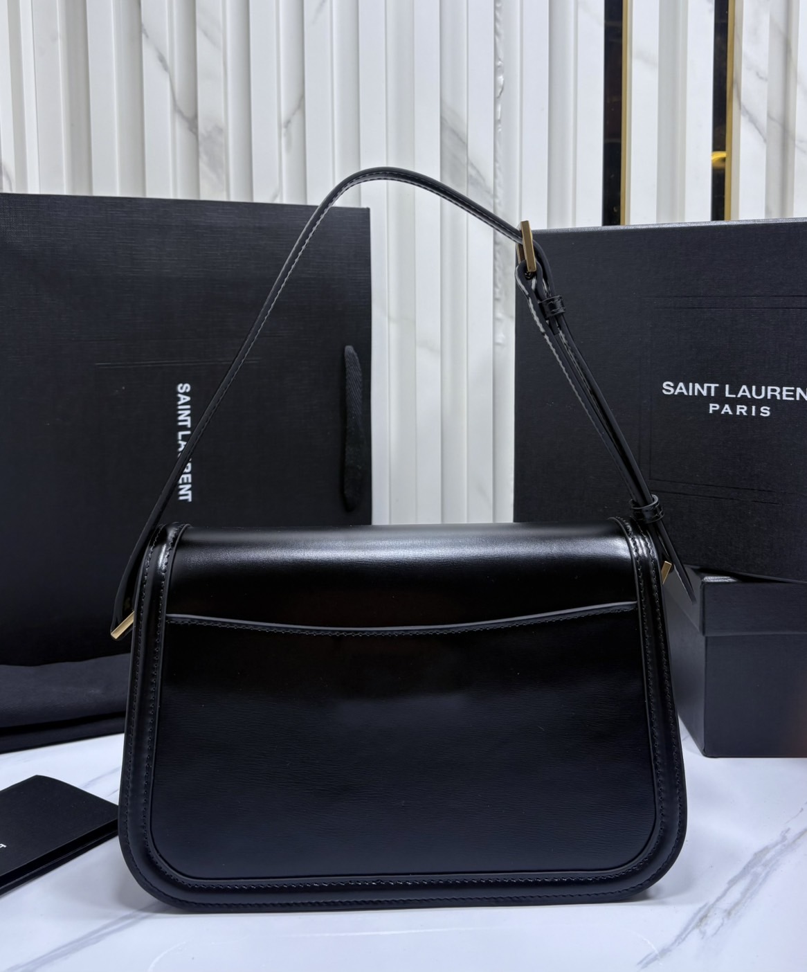 ORI หนังแท้ | YSL Solferino Large Bag / YSL Hobo Bag กระเป๋าสะพายไหล่ทรงกล่องเรียบหรูดูแพง โดดเด่นด้วยตัวปิดโลโก้ YSL ดีไซน์โค้งมนแตกต่างจากรุ่นดั้งเดิมดูหราหรามากขึ้น สายสะพายปรับได้ ช่วยให้จัดแต่งทรงได้ตามใจชอบ