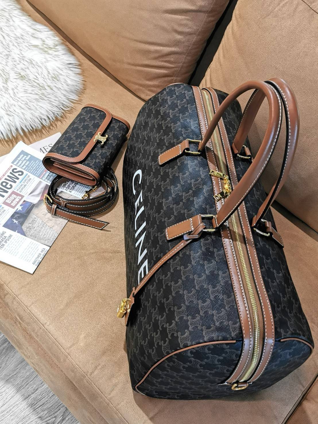 CELINE TRIOMPHE CANVAS BOSTON TRAVEL BAG VIP GIFT WITH PURCHASE (GWP) Limited Edition จาก CELINE PERFUME DUTYFREE วัสดุ TRIOMPHE CANVAS ใบใหญ่จุสัมภาระได้เยอะสุดๆหนังขึ้นลาย Signature สวยหรูสุดคลาสสิค ดีไซน์ไม่มีเอ้าท์ เปิดปิดด้วยซิปแบรนด์พร้อม Tag ห้อยแม