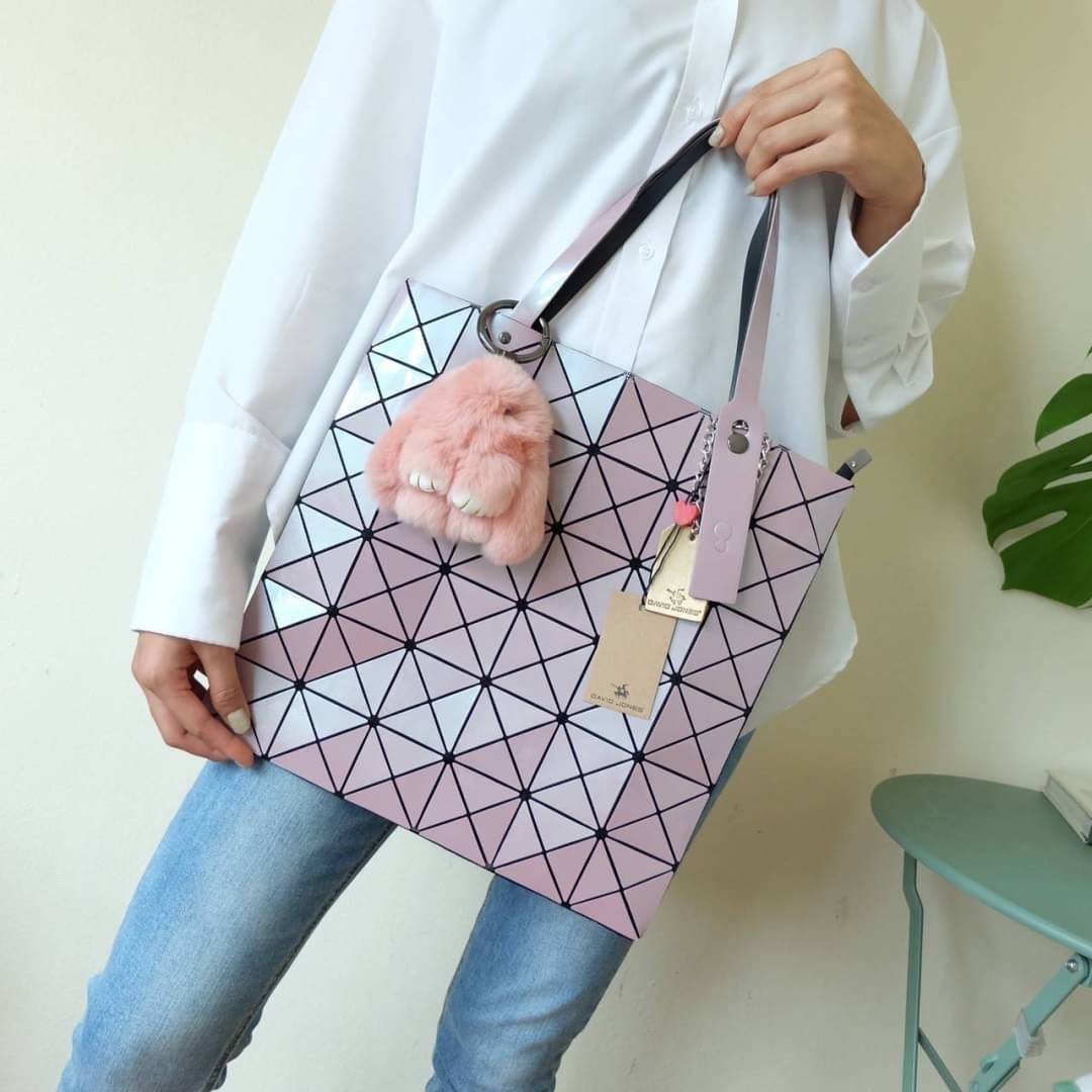 David Jones รุ่น Candy color ใบนี้ มาพร้อมกับน้องกระต่าย DV ขนฟู นิ่มๆ สีเข้า set กับกระเป๋าคะ