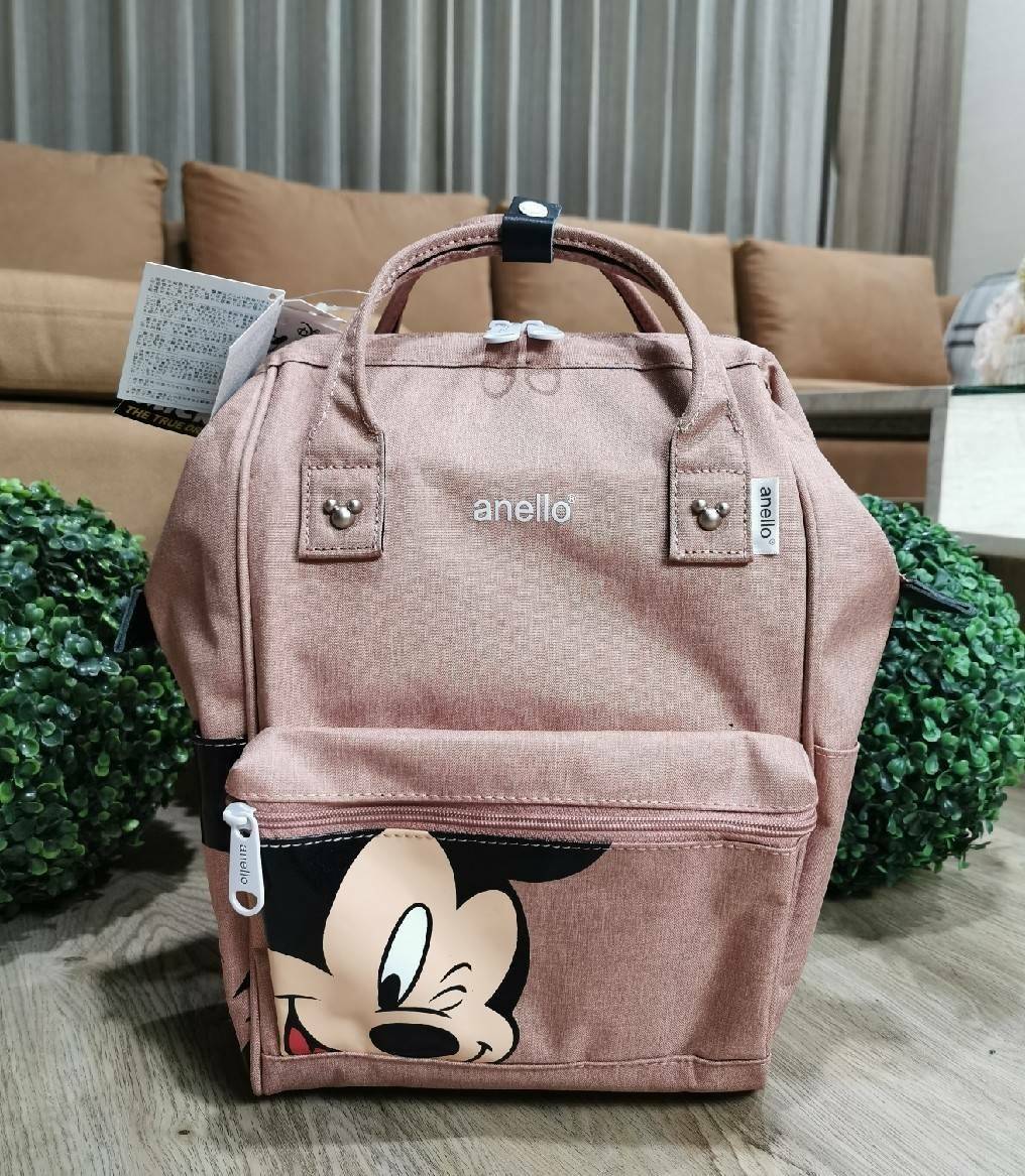 ส่งความน่ารัก! ANELLO x Disney Collection MINI DT-G006 กระเป๋าสะพายเป้ Limited คอลเลคชั่นดิสนีย์ขนาดมินิกำลังดี วัสดุ Polyester100% ด้านหน้ามีโลโก้และช่องซิป ด้านหน้าและด้านข้างพิมพ์ลายมิกกี้โดดเด่น มี Pocket ใส่ขวดน้ำซ้ายขวา ด้านหลังมีช่องซิปสะดวกใช้ภายใ