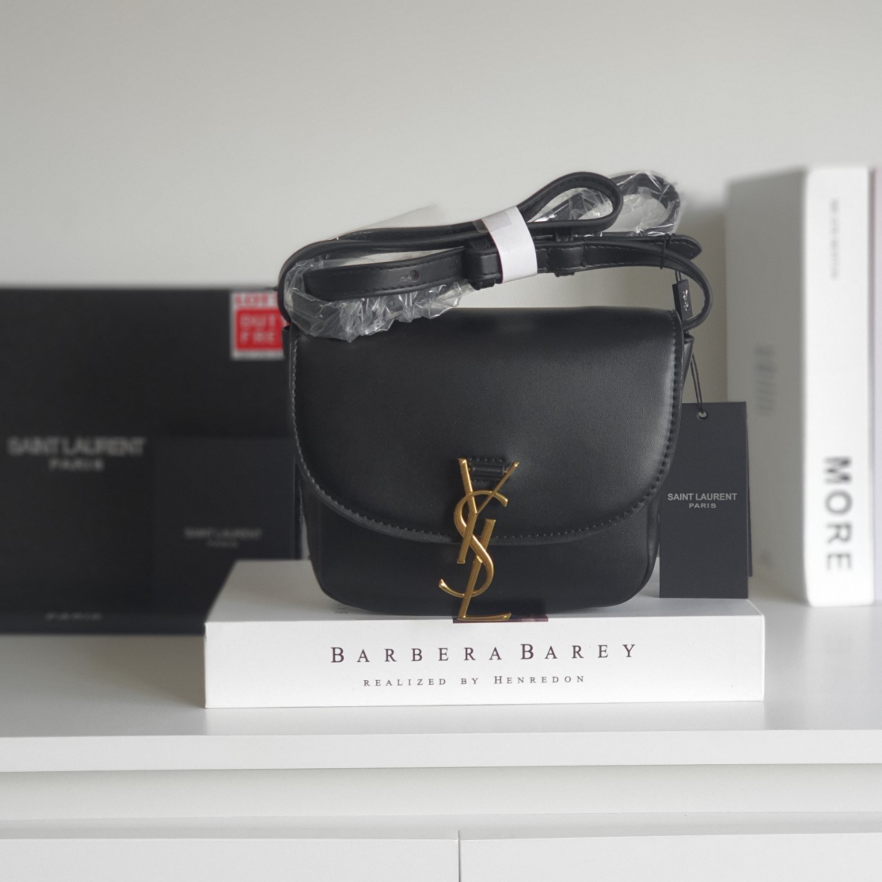 YVES SAINT LAURENT YSL BAG VIP GIFT WITH PURCHASE (GWP) พรีเมี่ยมกิ้ฟ Limited Edition จาก YSL DUTY FREE COUNTER ทรงสี่เหลี่ยมหนังสวยหรูอยู่ทรงเปิดปิดด้วยฝาปิดโลโก้แบรนด์อะไหล่ทองวินเทจ ภายในโล่งมีช่องหลัก และช่องใส่บัตรสามารถใส่มือถือของใช้จุกจิกได้เยอะ ส