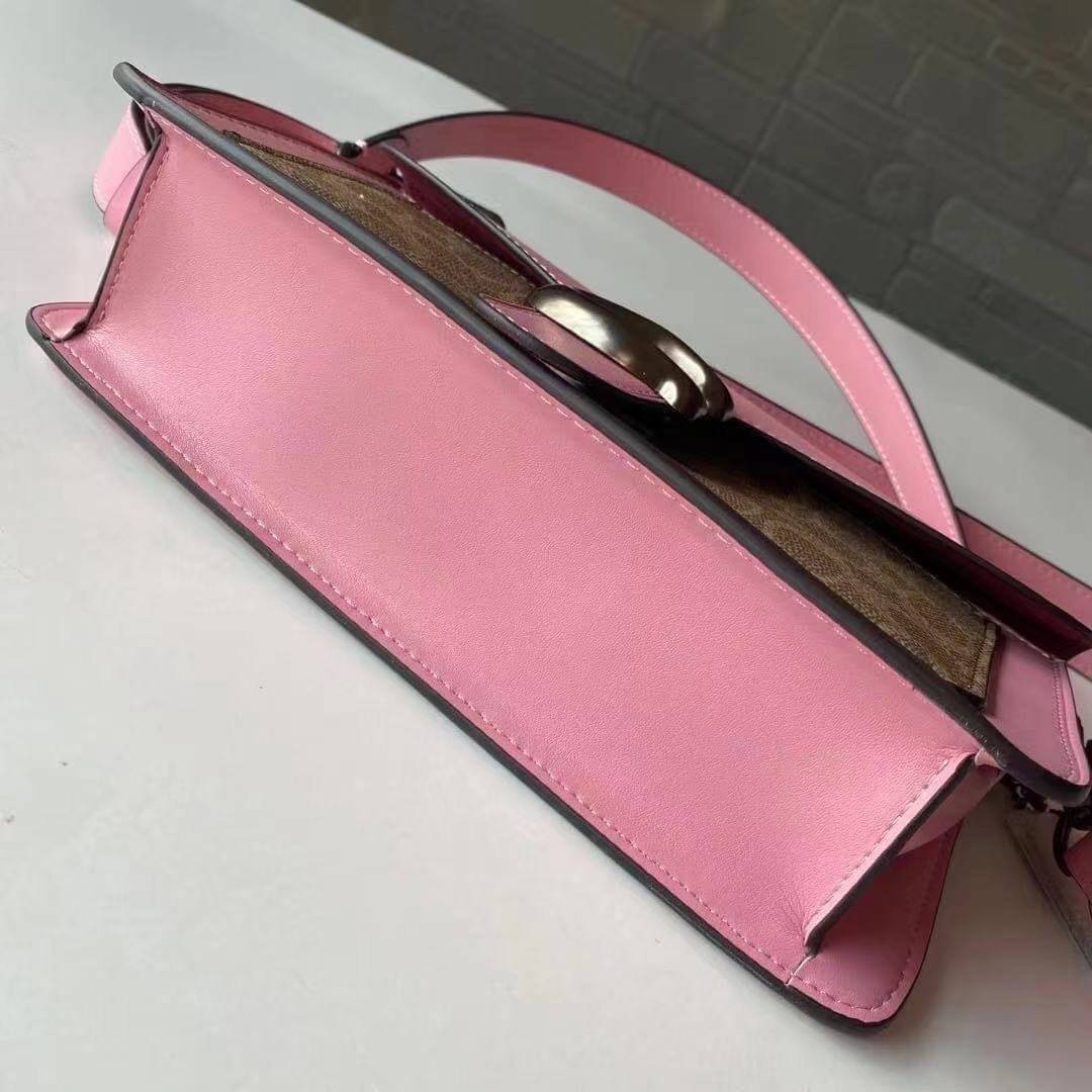 COACH TABBY SHOULDER BAG 26 พร้อมส่งที่ไทยอีกครั้งค่ะ!! กระเป๋าหิ้ว//คล้องไหล่//สะพายข้างได้ สุดคุ้ม! หนังแท้เรียบคลาสสิคเพิ่มความหรูเข้ามาค่ะ ด้านหน้ามีอะไหล่แบรนด์ตัวใหญ่โดดเด่น เปิดปิดกระเป๋าแบบกระดุมแม่เหล็ก ภายในมีช่องหลักใส่ของ2ช่อง;สามารถใส่กระเป๋า