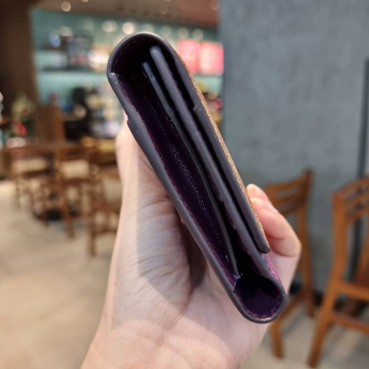 COACH F53763 TRIFOLD WALLET IN SIGNATURE กลับมาแล้วจ้า!! รุ่นขายดี!! 💓 ดีไซน์ใหม่ กระเป๋าสตางค์ใบยาว แถมที่ห้อยใส่บัตรแยกให้ (ถอดออกได้) น่ารักมากๆ ใช้งานง่าย เปิด-ปิดด้วยกระดุม ภายในใส่ธนบัตร ใส่บัตรได้เยอะ ใส่มือถือได้ไปอีก!! จุใจสุดๆ บอกเลยว่าใ