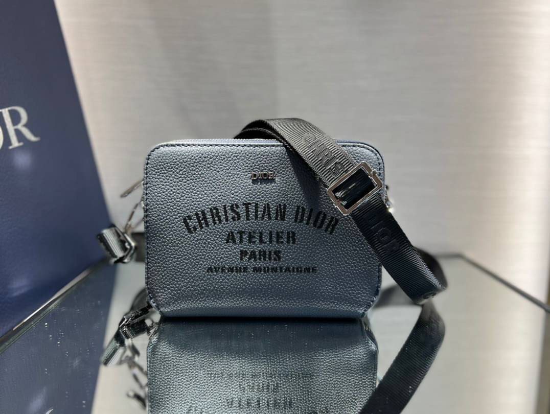 DIOR Grained Calfskin Double Zip Crossbody Pouch / DIOR WITH ATELIER SIGNATURE DARK GRAY GRAINED CALFSKIN POUCH WITH SHOULDER STRAP BAG เกรดเทพออริจินอล หนังแท้ ภาพถ่ายจากสินค้าจริง ใช้งานต่างประเทศได้