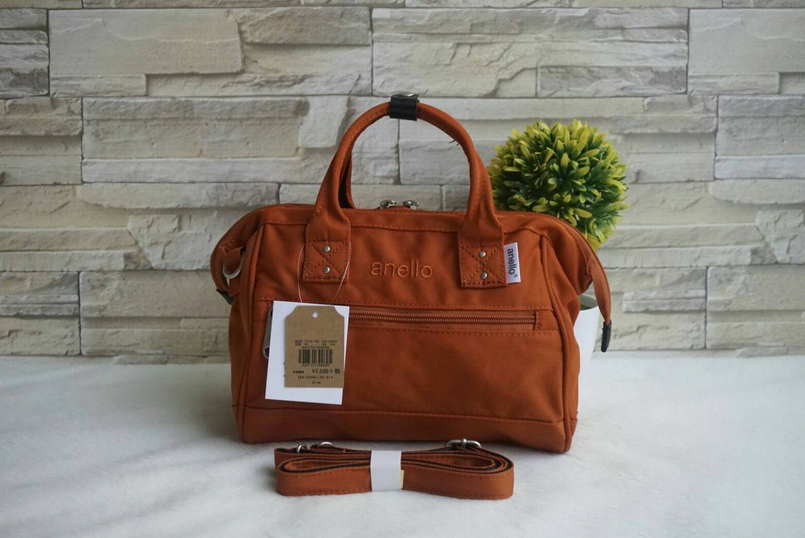 ANELLO Polyester Twill Mini Shoulder Bag AT-H1371 แบรนด์ฮิตติดลมบนในขณะนี้ กับคอลเลคชั่นใหม่เป็นรุ่นทรง Shoulder bag กระเป๋าสะพายในนี้ทำจากผ้า Polyester twill ที่มีความคงทนและมีสีสดใส กระเป๋าที่ดูจะใบเล็กๆใบนี้ สามารถบรรจุขวดน้ำ 500ml และกระเป๋าตังค์แบบยา