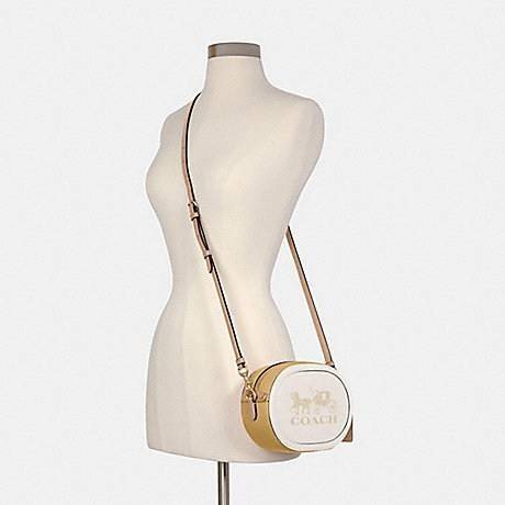 COACH CAMERA BAG IN COLORBLOCK WITH HORSE AND CARRIAGE (COACH C4164) กระเป๋าที่ดีไซน์ออกมาในทรงสะพายไหล่และทรง Camera คาดว่าเป็นรุ่นที่สาว ๆ เห็นแล้วจะต้องสะดุดตาเป็นพิเศษกับดีไซน์อันโดดเด่นที่ดูมีสไตล์ ไม่ว่าจะเป็นในวันสบาย ๆ หรือวันพิเศษก็สามารถนำไปมิกซ