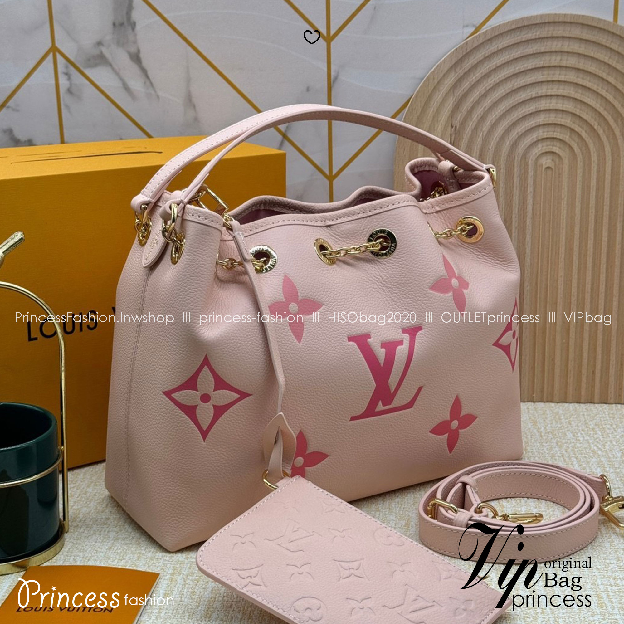 LV Bundle Bag / LV Bella Bucket Bag กระเป๋าสะพายทรงบัคเก็ตรุ่นใหม่ หนังแท้ Monogram Empreinte ตกแต่งอะไหล่สีทองหรูหราปั้มแบรนด์ รูปทรงกระเป๋าเพรียวบางใช้งานได้ตั้งแต่เช้าจรดค่ำแมตช์กับเสื้อผ้าได้ทุกชุด หูจับแบบคู่ใช้ถือก็ดู ล้ำสมัย